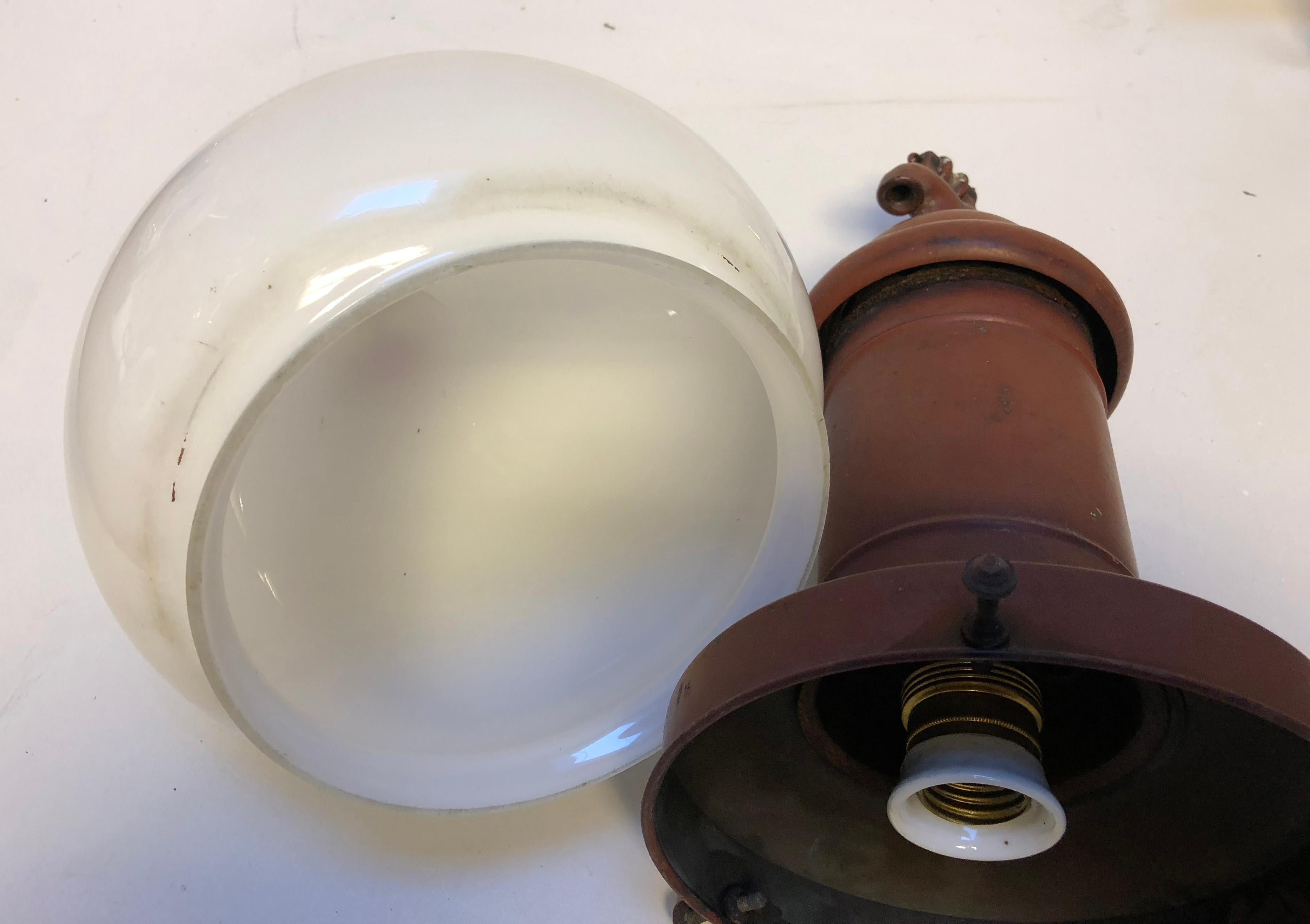 Ottone Rara lampada a sospensione da strada o da fabbrica in vetro opalino del 1900 in vendita