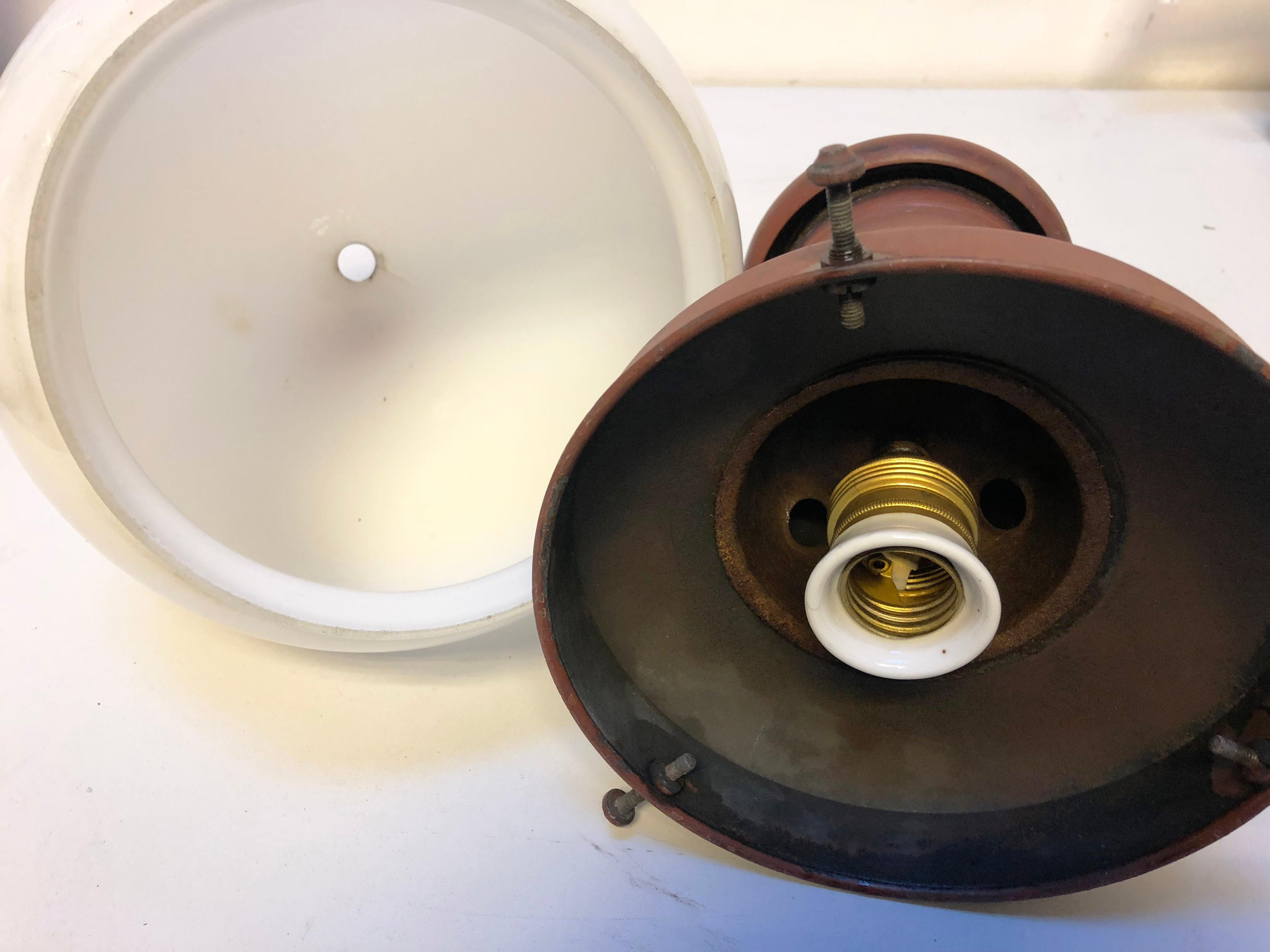 Rara lampada a sospensione da strada o da fabbrica in vetro opalino del 1900 in vendita 1