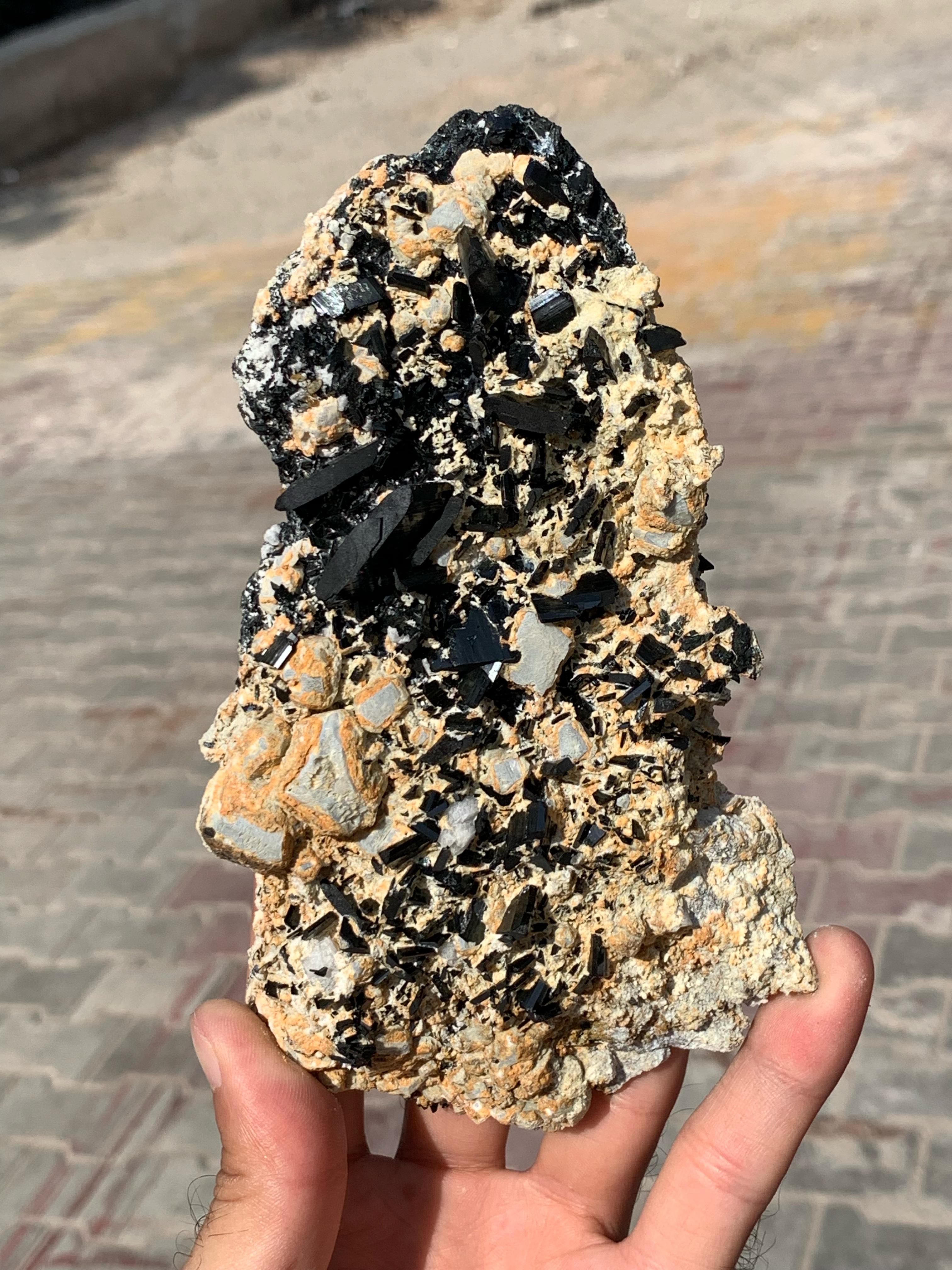 Seltener auffallend schwarzer Augit auf Calcit aus dem Zagi-Gebirge, KPK, Pakistan (Art déco) im Angebot