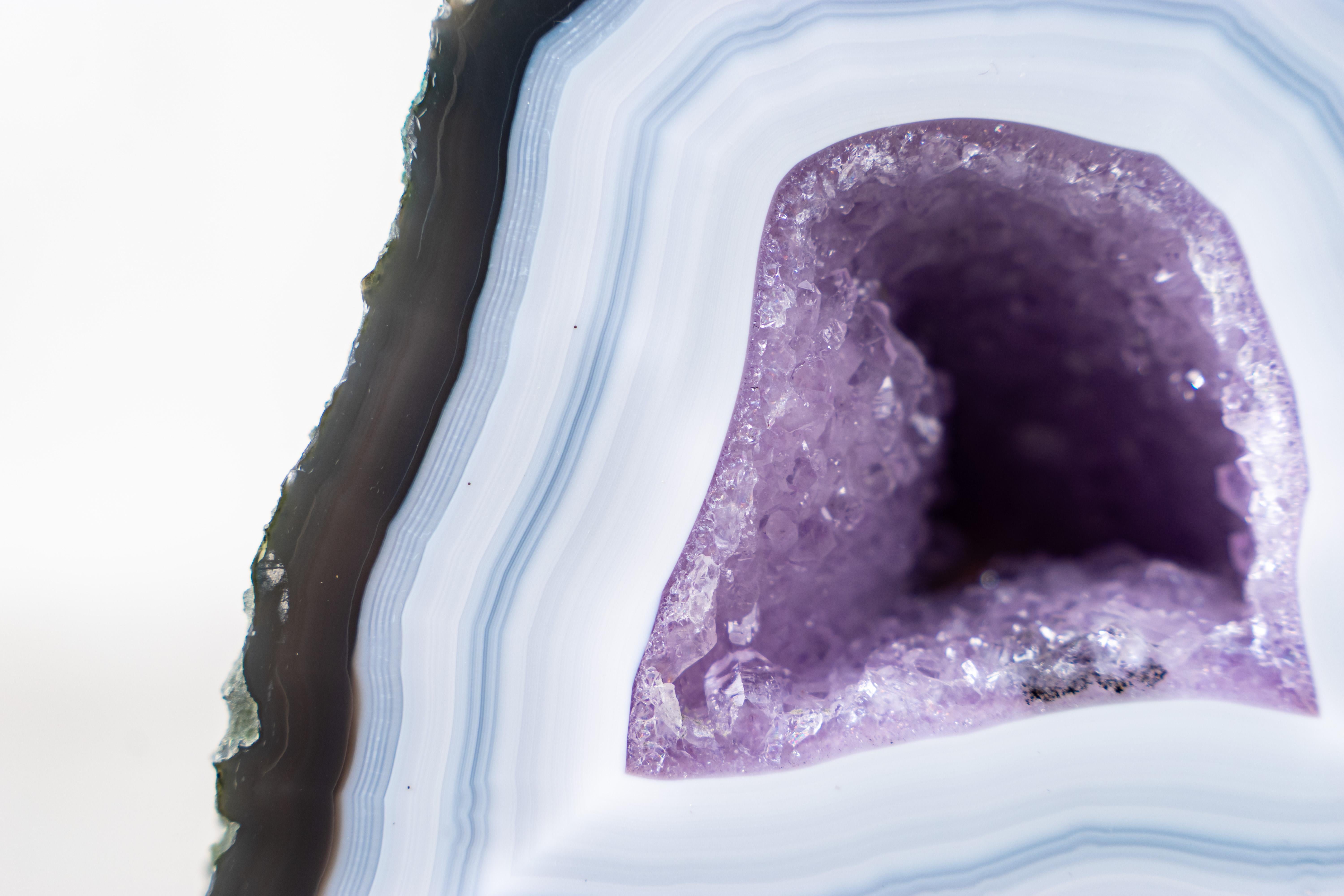 Brésilien Rare géode d'agate bleue rayée avec cristal druzy lavande en vente