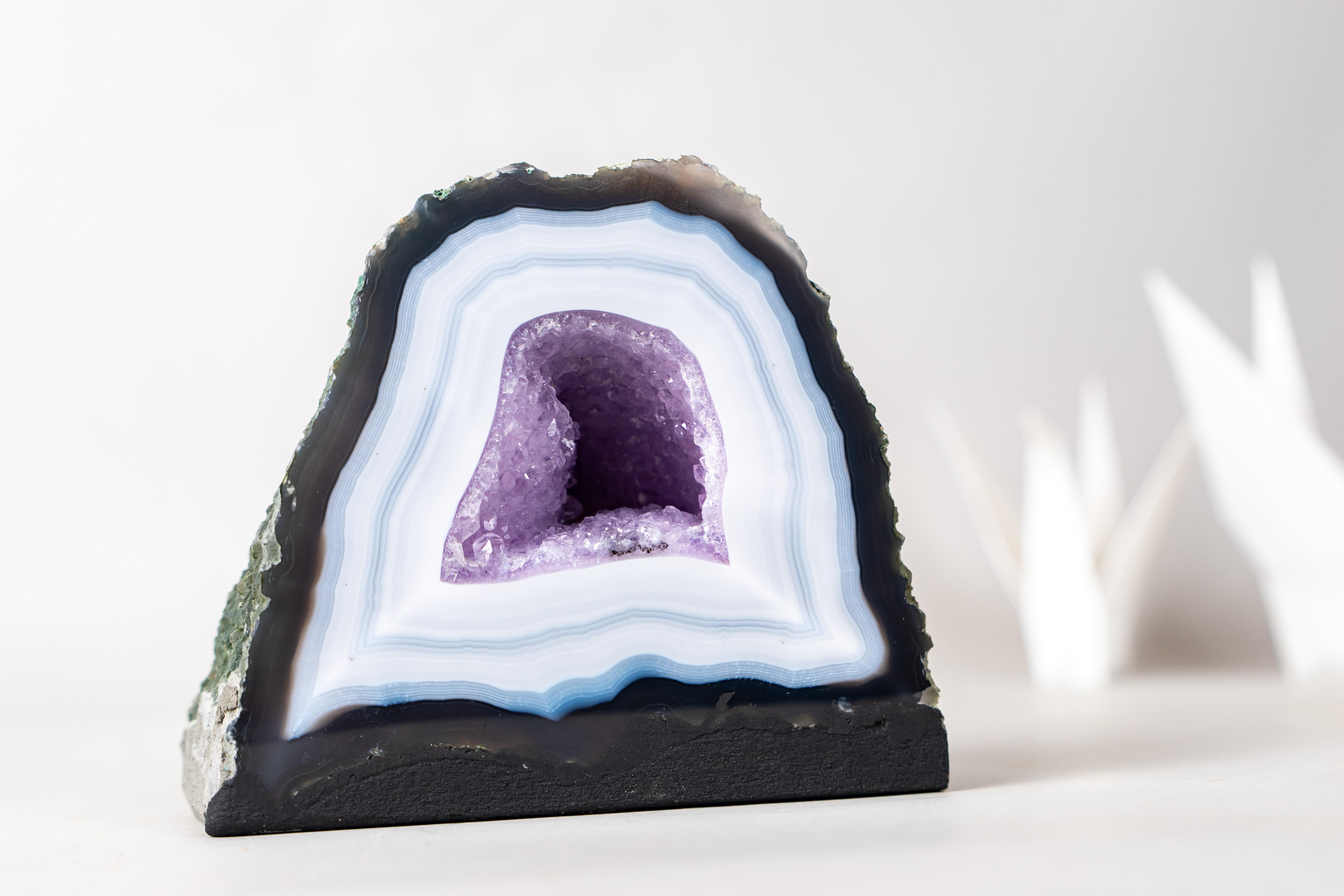 Rare géode d'agate bleue rayée avec cristal druzy lavande en vente 1