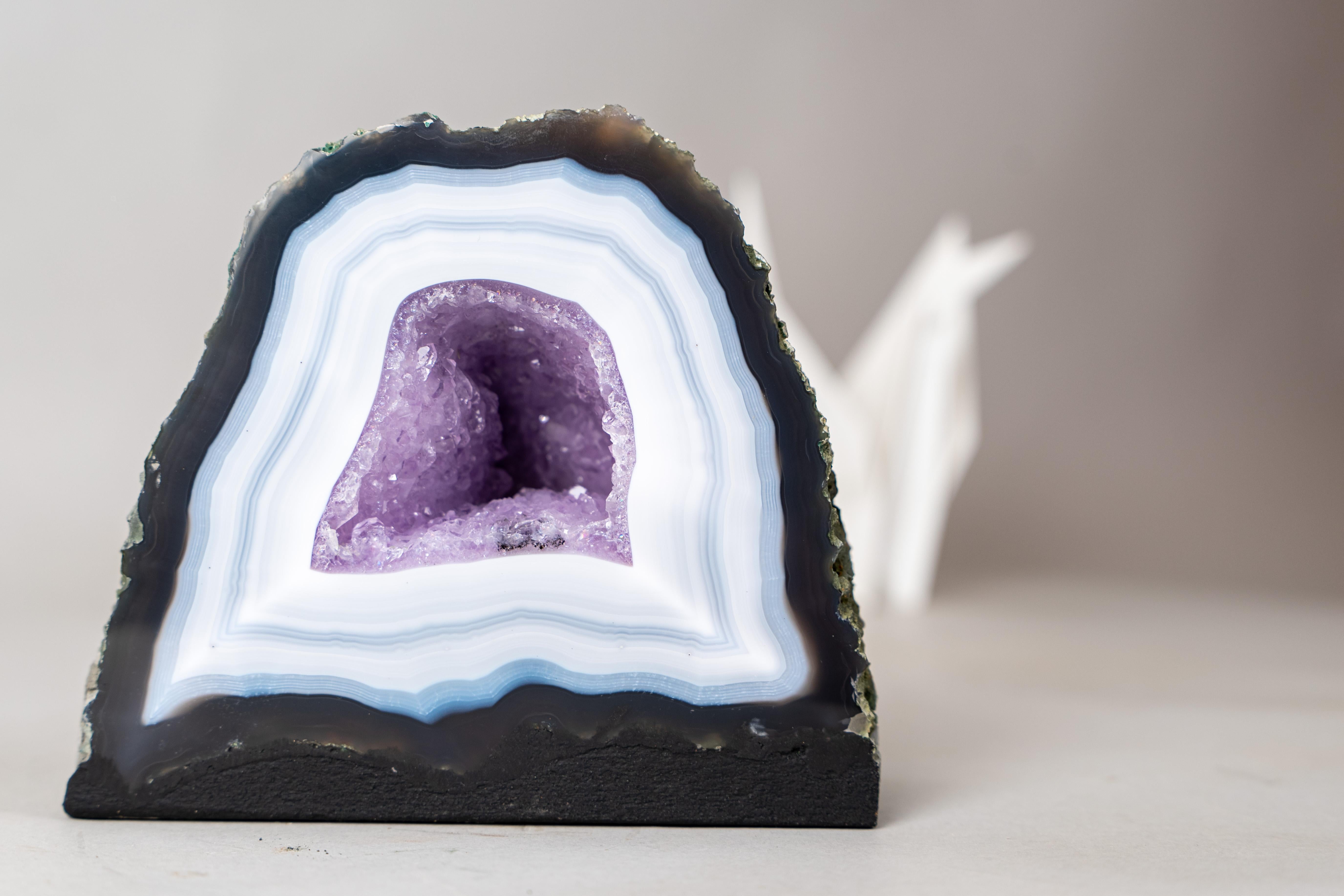 Rare géode d'agate bleue rayée avec cristal druzy lavande en vente 2