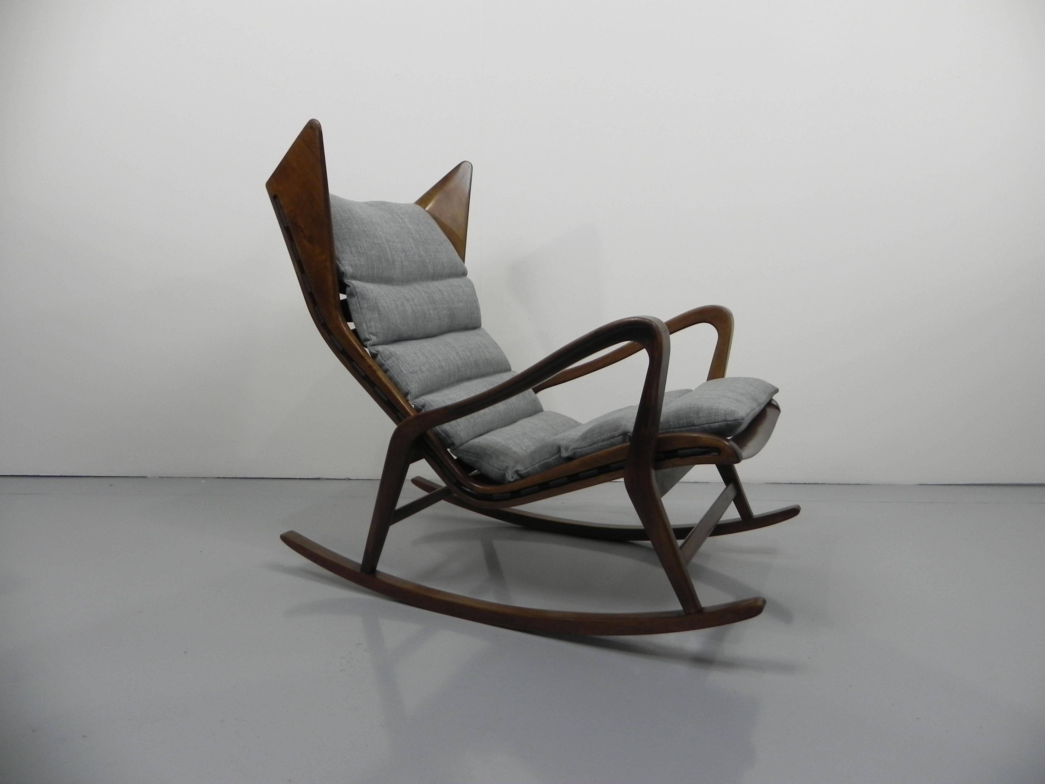 Beautiful rocking armchair, design Cassina 1950 model 572, attributed to Gio Ponti wood walnut, Cassina label, perfect condition.