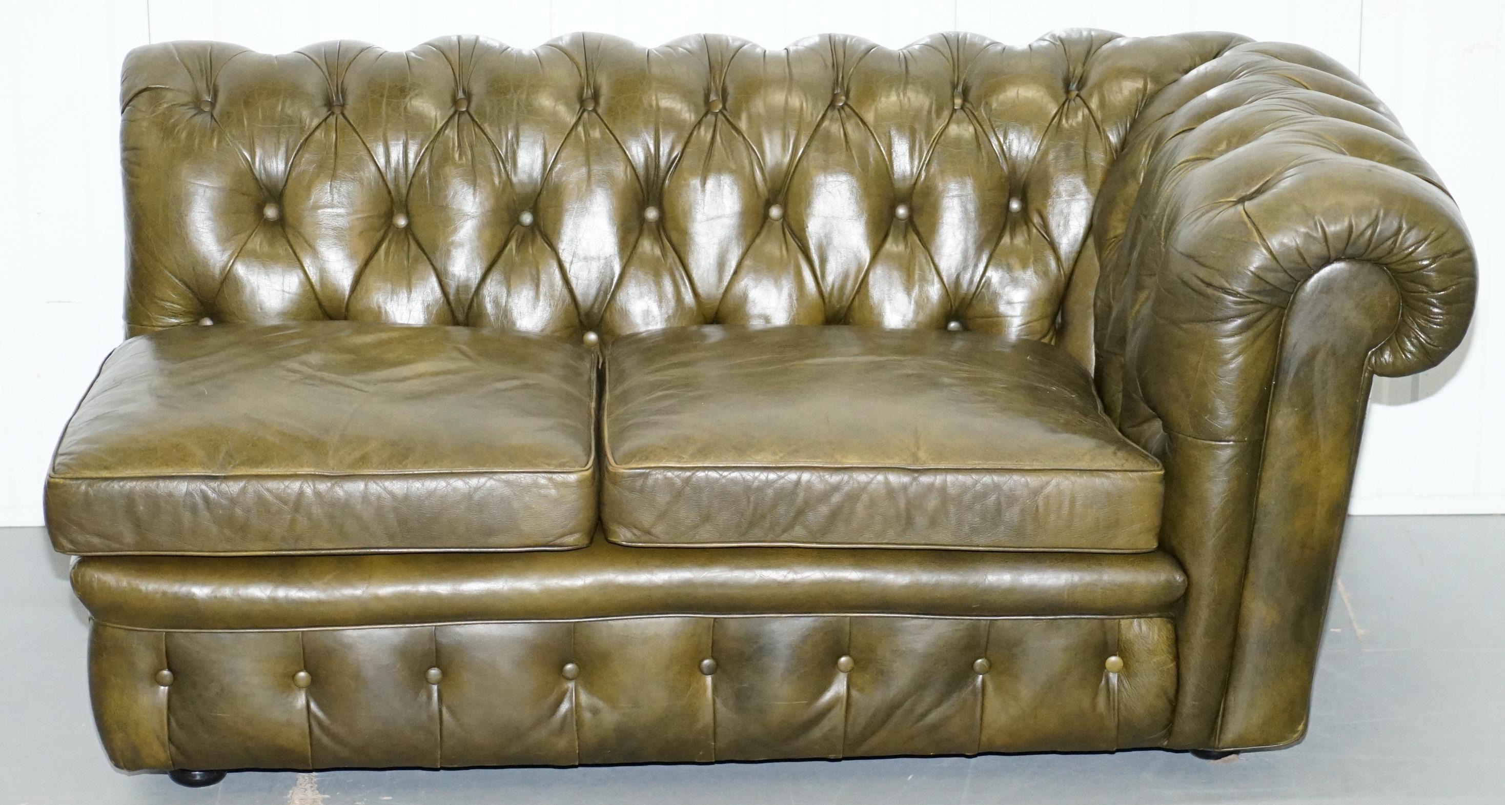 We are delighted to offer for sale this lovely aged green leather Chesterfield club sofa chaise longue

A very comfortable and well-made piece, you can sit two normally or one laid out nicely, a great piece to have in a study or Library

We have