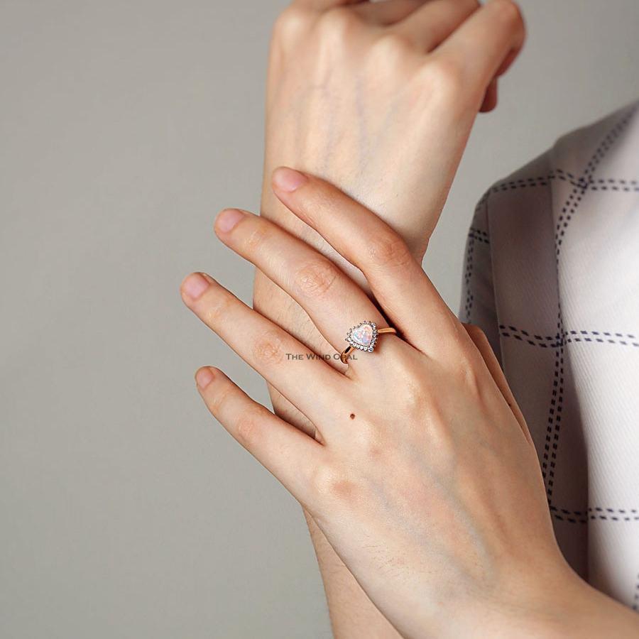 Bague de fiançailles rare en or jaune 18 carats avec opale en forme de cœur et halo de diamants en vente 4