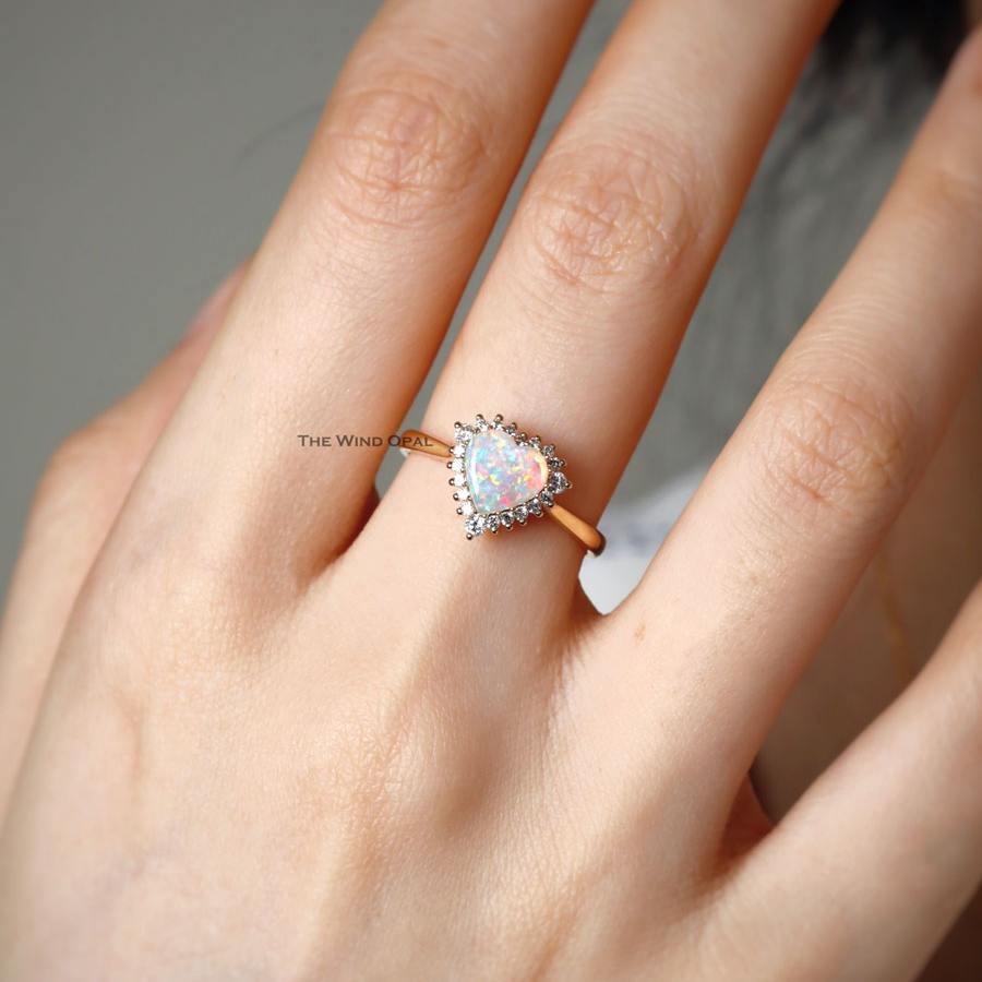 Taille cœur Bague de fiançailles rare en or jaune 18 carats avec opale en forme de cœur et halo de diamants en vente