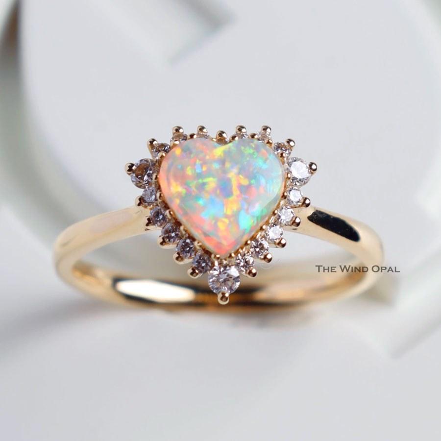 Bague de fiançailles rare en or jaune 18 carats avec opale en forme de cœur et halo de diamants Neuf - En vente à Suwanee, GA