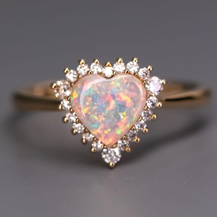 Bague de fiançailles rare en or jaune 18 carats avec opale en forme de cœur et halo de diamants Unisexe en vente