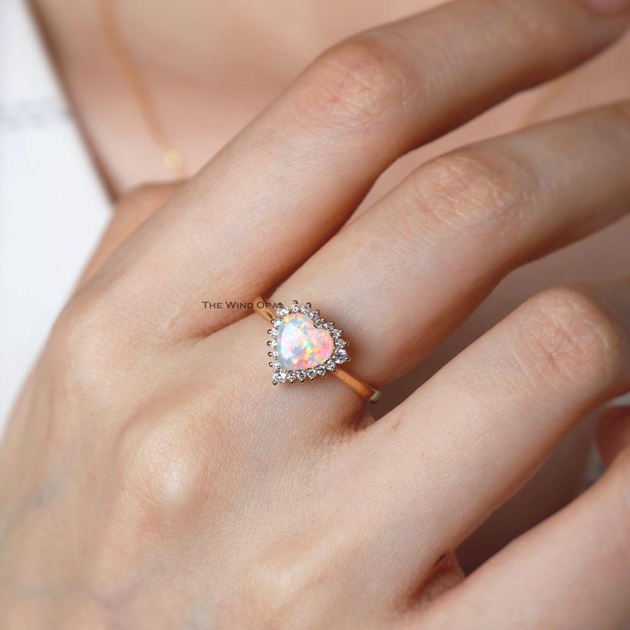 Bague de fiançailles rare en or jaune 18 carats avec opale en forme de cœur et halo de diamants en vente 1