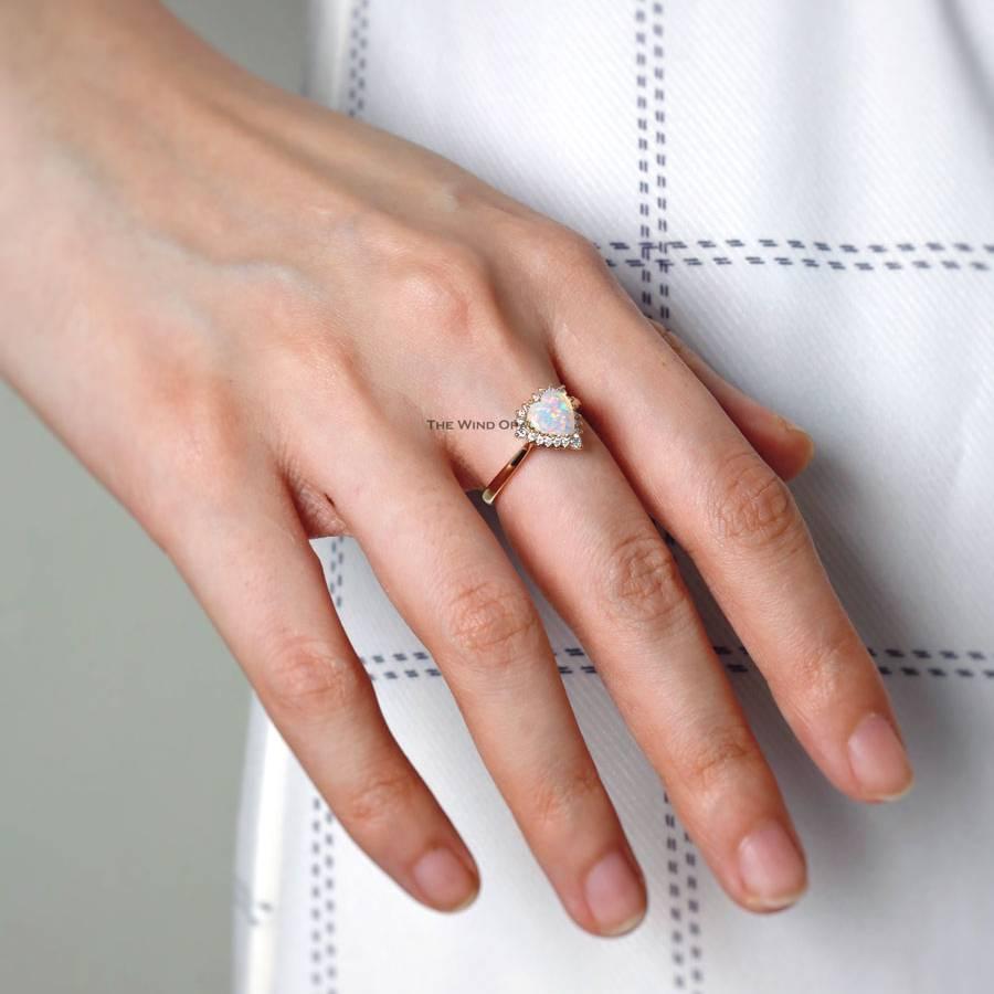 Bague de fiançailles rare en or jaune 18 carats avec opale en forme de cœur et halo de diamants en vente 2