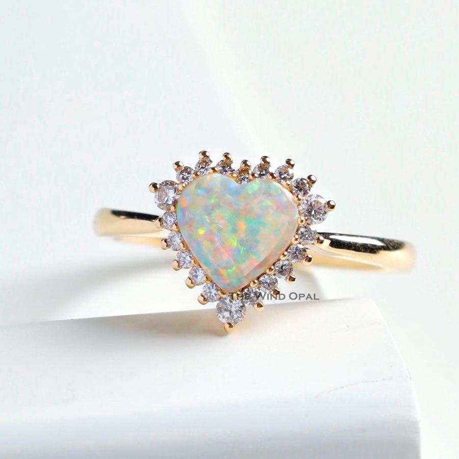 Bague de fiançailles rare en or jaune 18 carats avec opale en forme de cœur et halo de diamants en vente 3