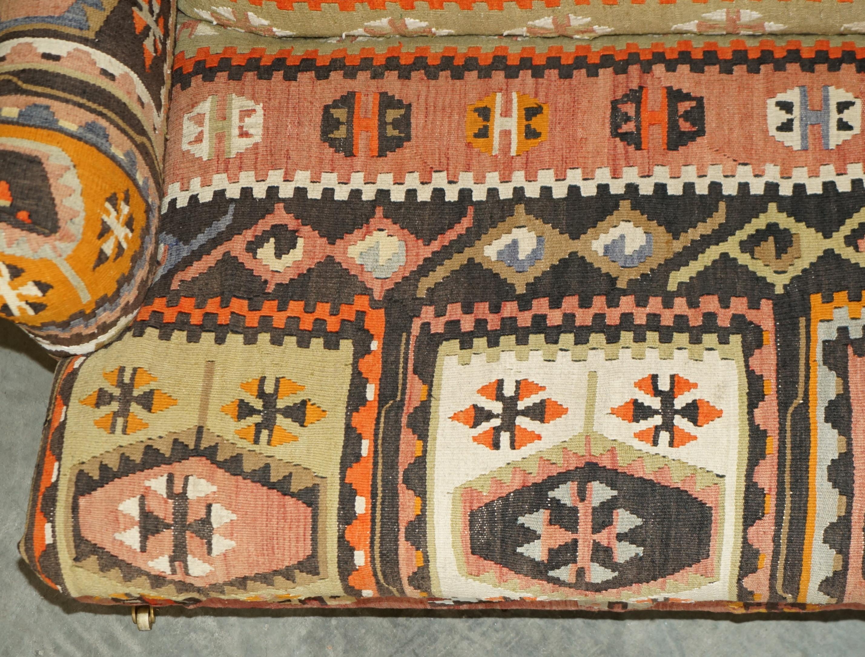 Seltene & beeindruckende viNTAGE GEORGE SMITH KILIM UPHOLSTERED HOWARD & SON'S SOFA im Angebot 8