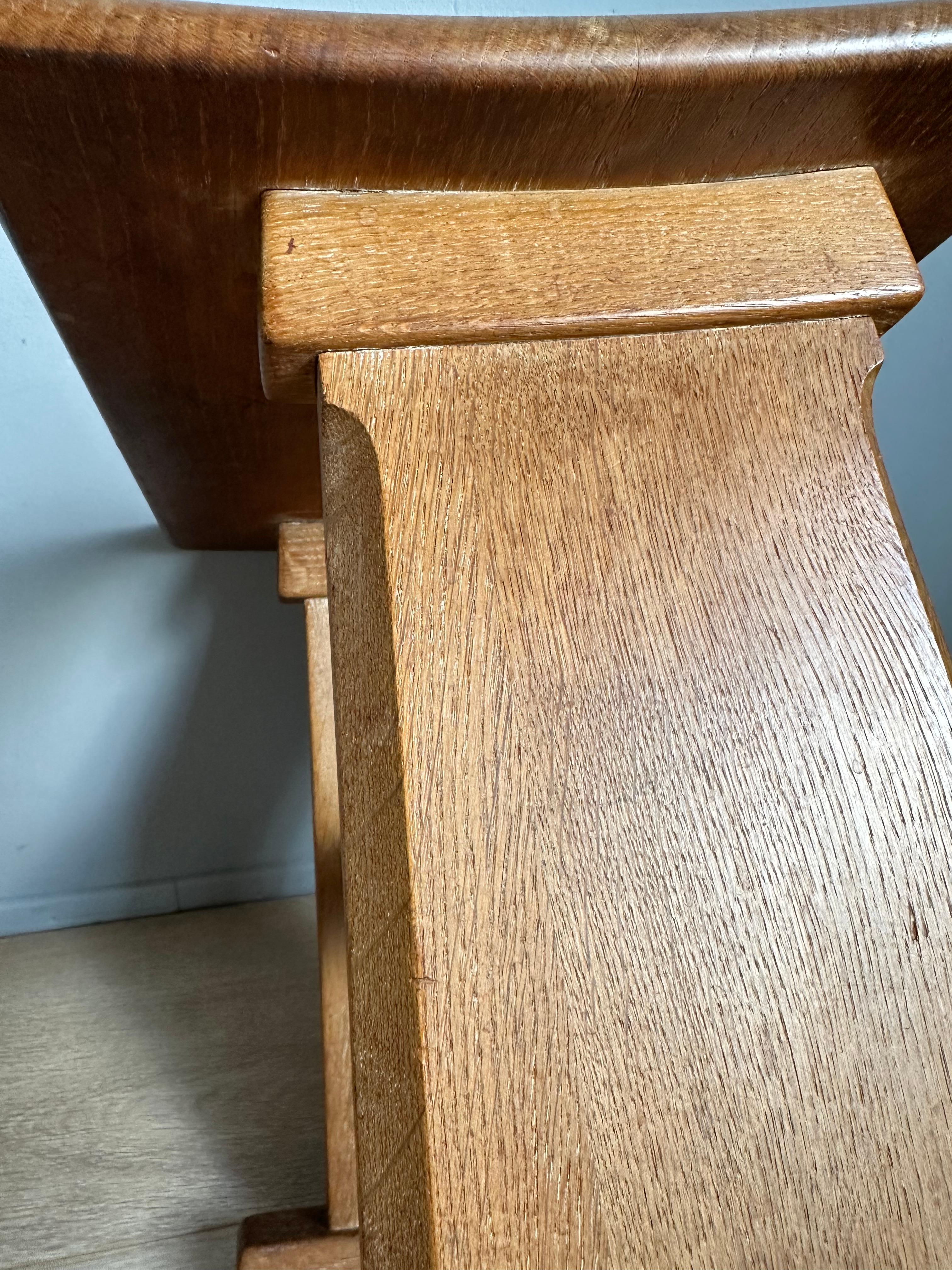 Raro y robusto par vintage de taburetes artesanales de roble con asiento curvo en venta 11