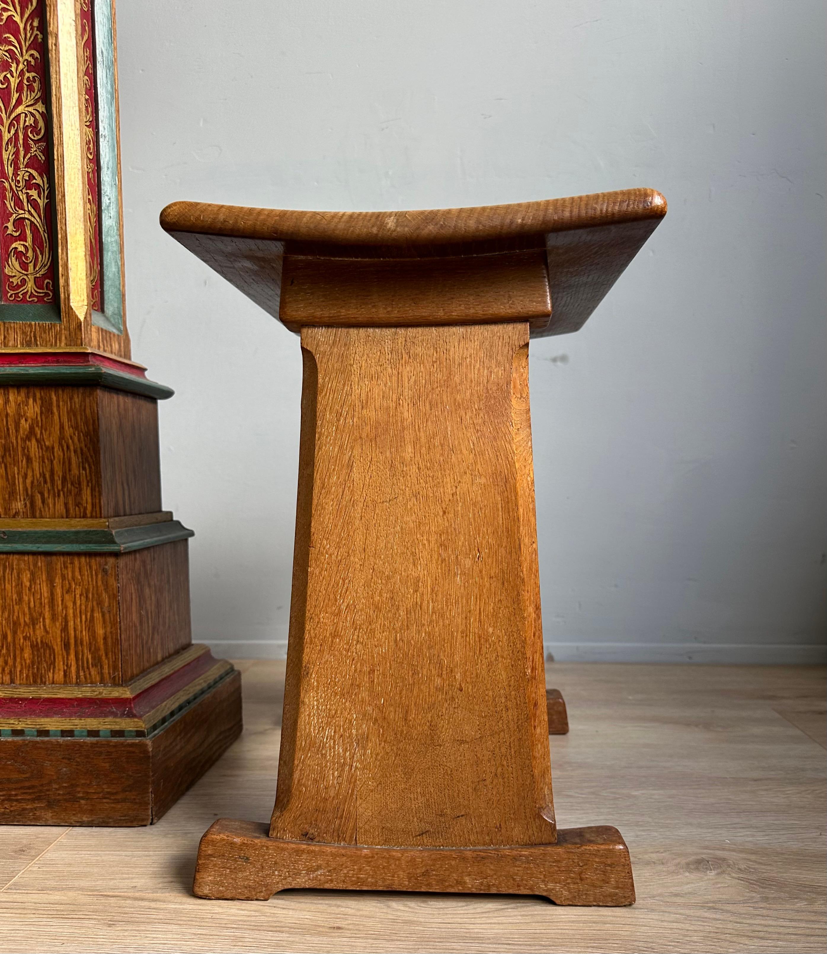 Raro y robusto par vintage de taburetes artesanales de roble con asiento curvo Madera en venta