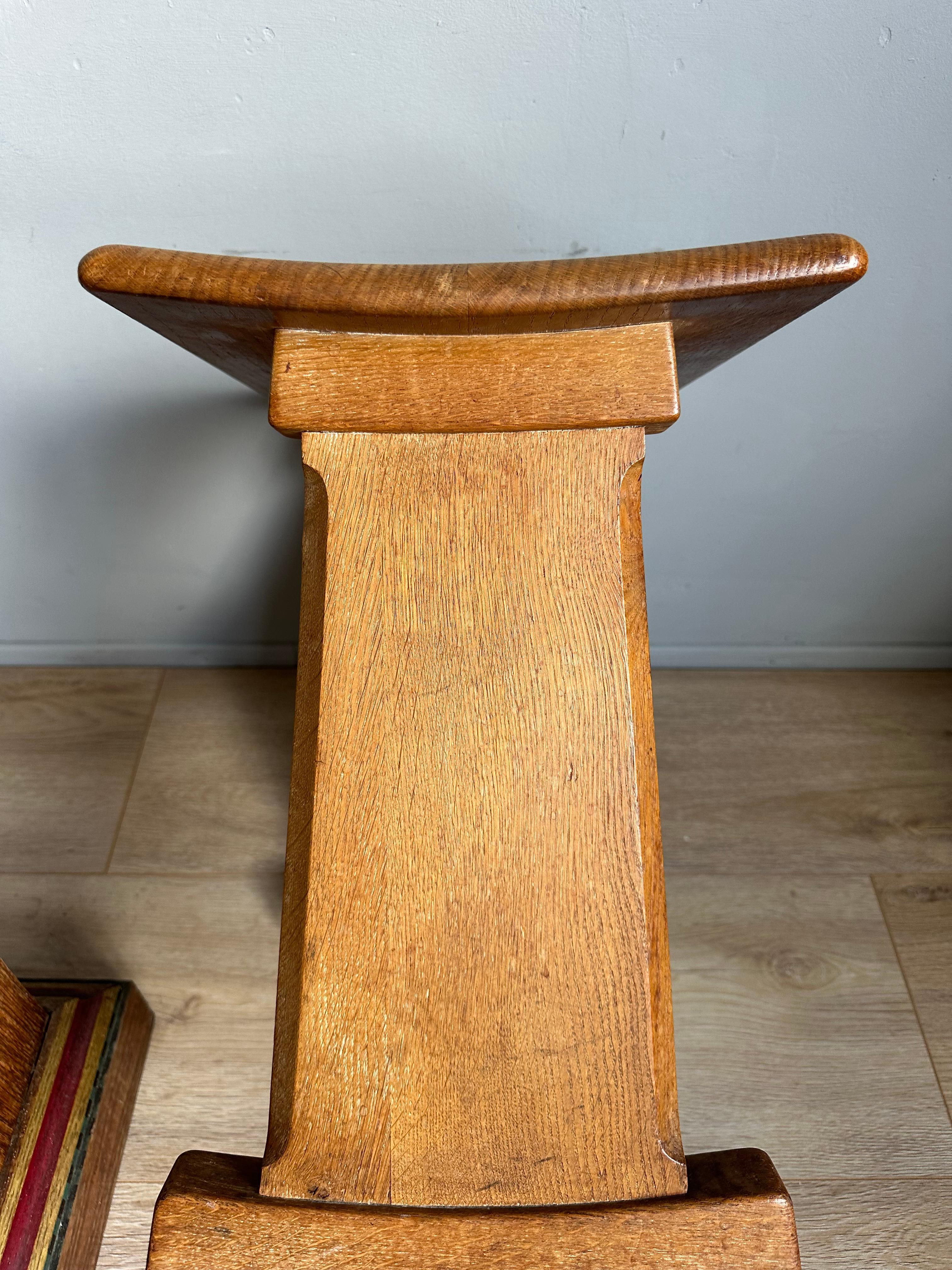 Raro y robusto par vintage de taburetes artesanales de roble con asiento curvo en venta 1