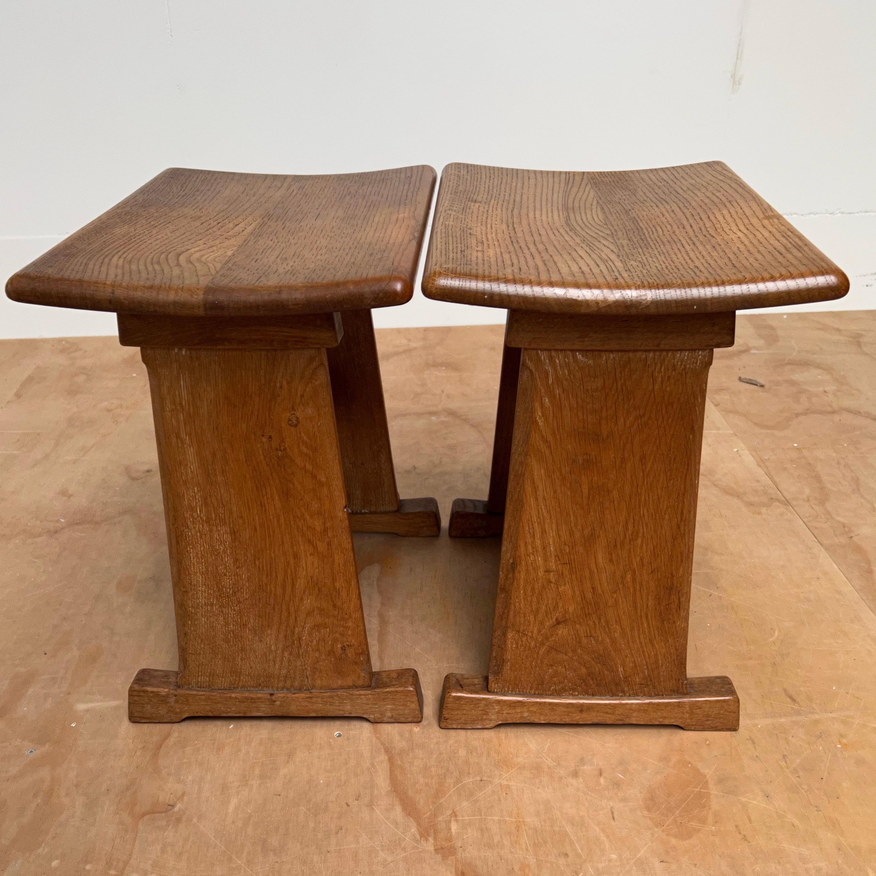 Rare & Sturdy Vintage Pair of Handcrafted Oak Arts & Crafts Stools w Curved Seat In Good Condition For Sale In Lisse, NL
