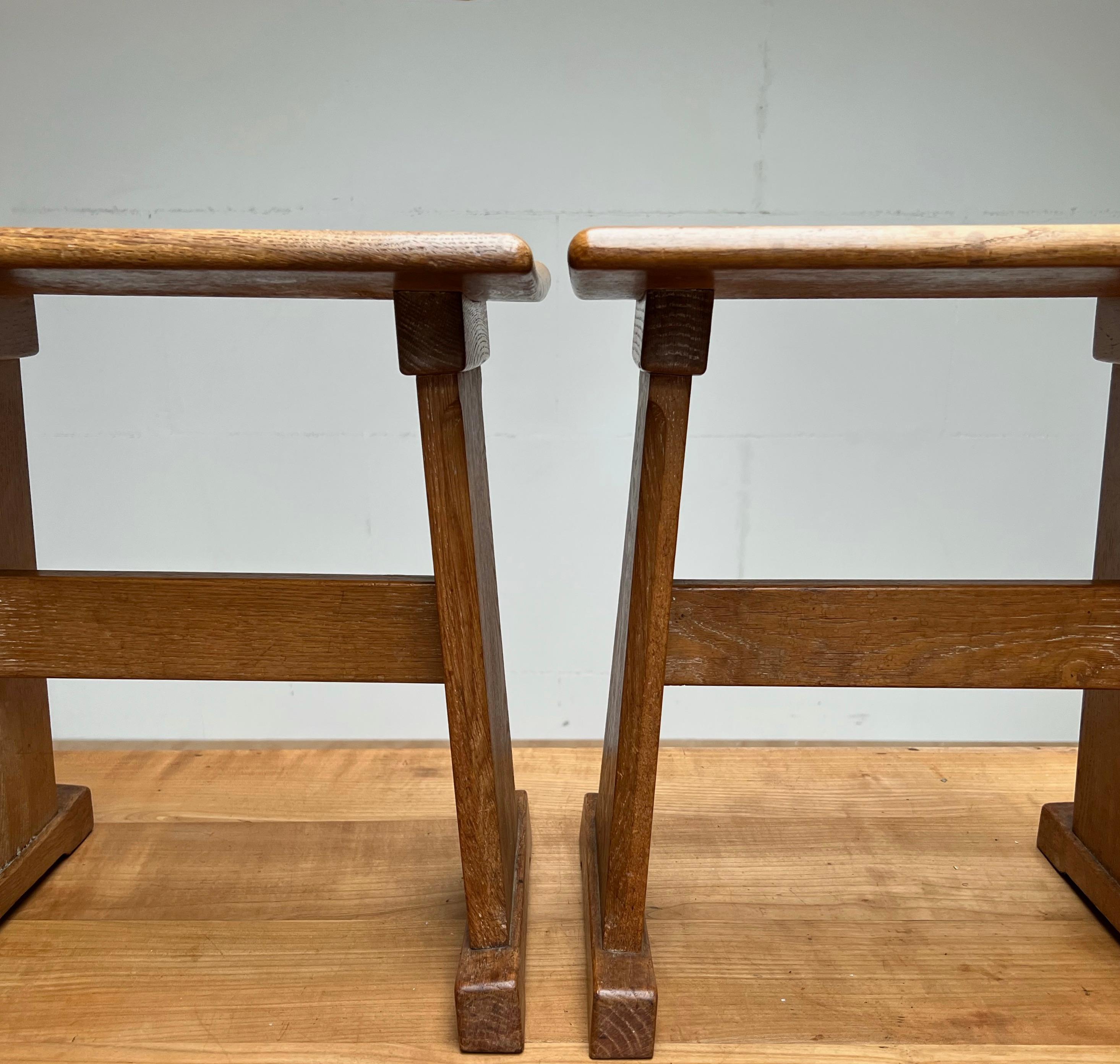 Raro y robusto par vintage de taburetes artesanales de roble con asiento curvo en venta 3
