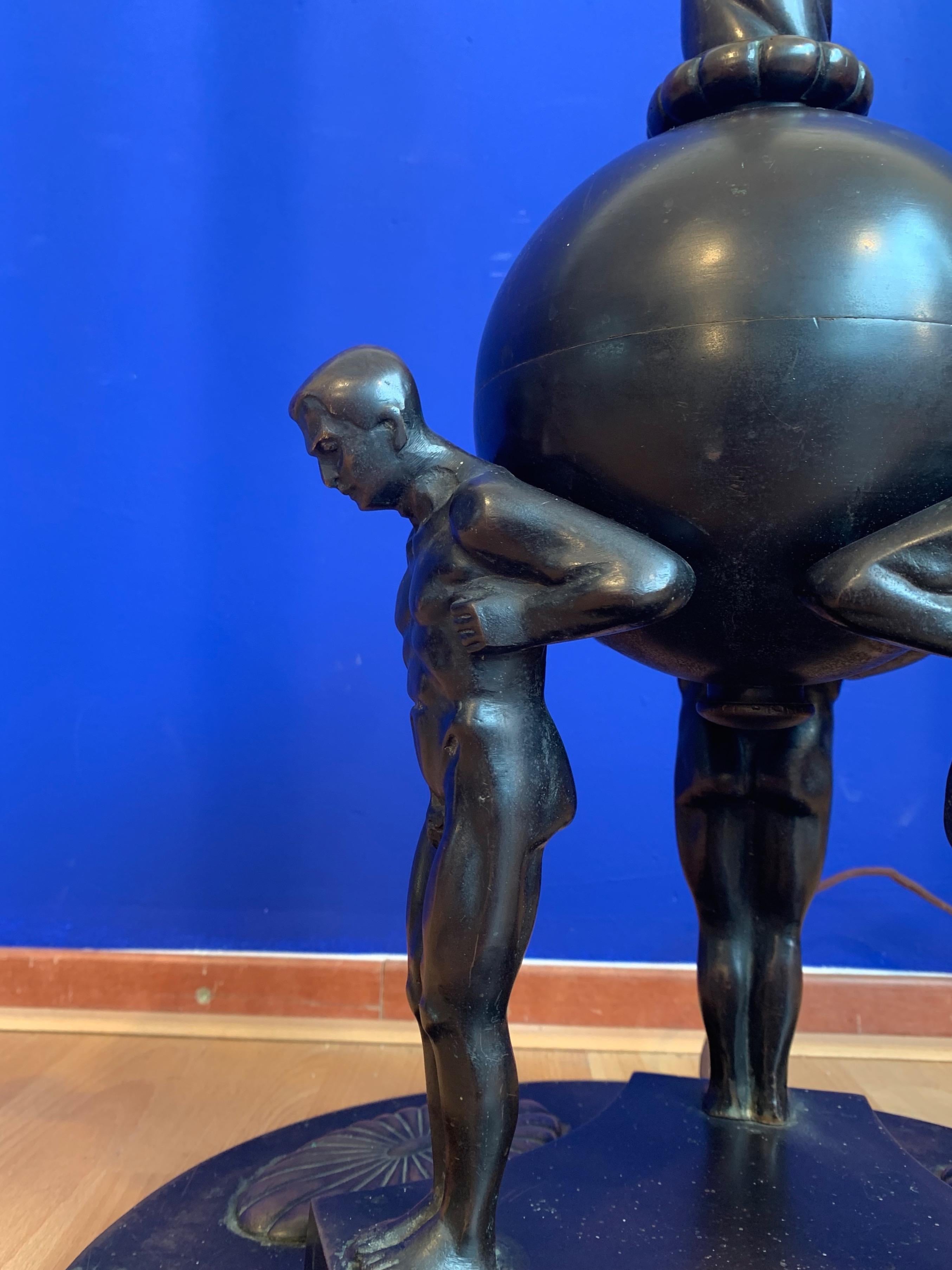 Lampadaire Arts & Crafts en bronze représentant des hommes musculaires avec 3 sculptures en forme de poignées de style Atlas en vente 4