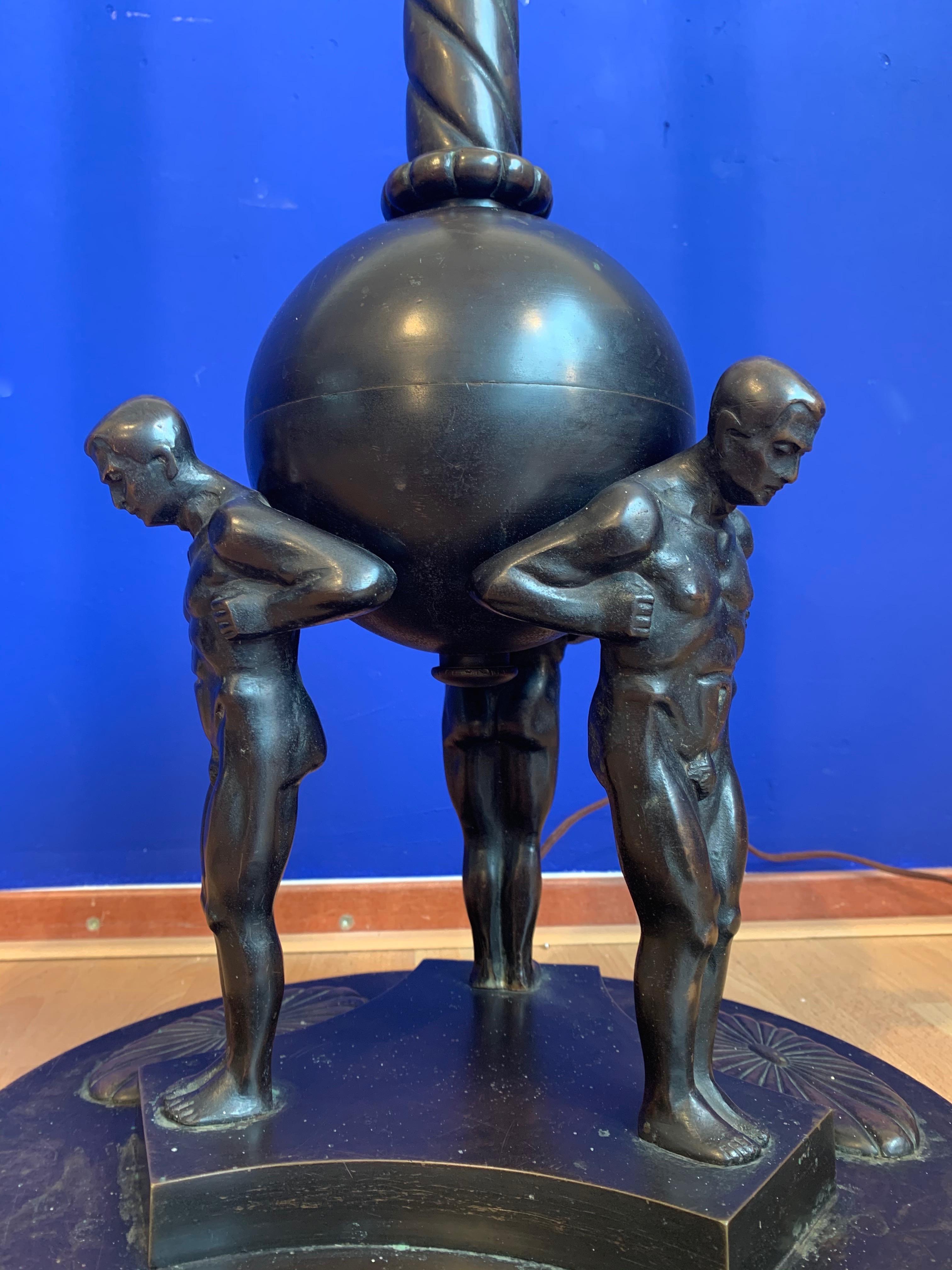 Lampadaire Arts & Crafts en bronze représentant des hommes musculaires avec 3 sculptures en forme de poignées de style Atlas en vente 2