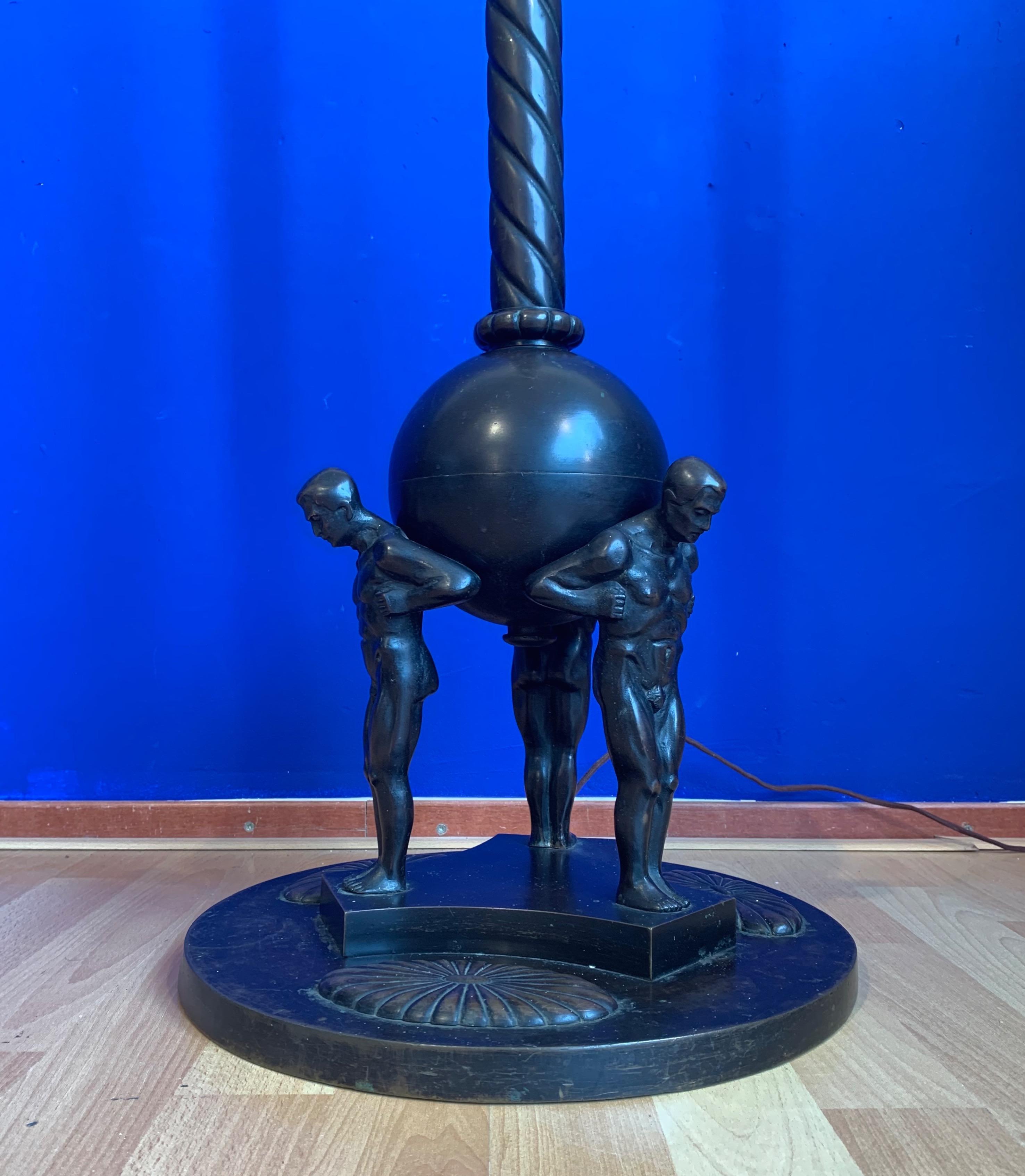 Lampadaire Arts & Crafts en bronze représentant des hommes musculaires avec 3 sculptures en forme de poignées de style Atlas en vente 5