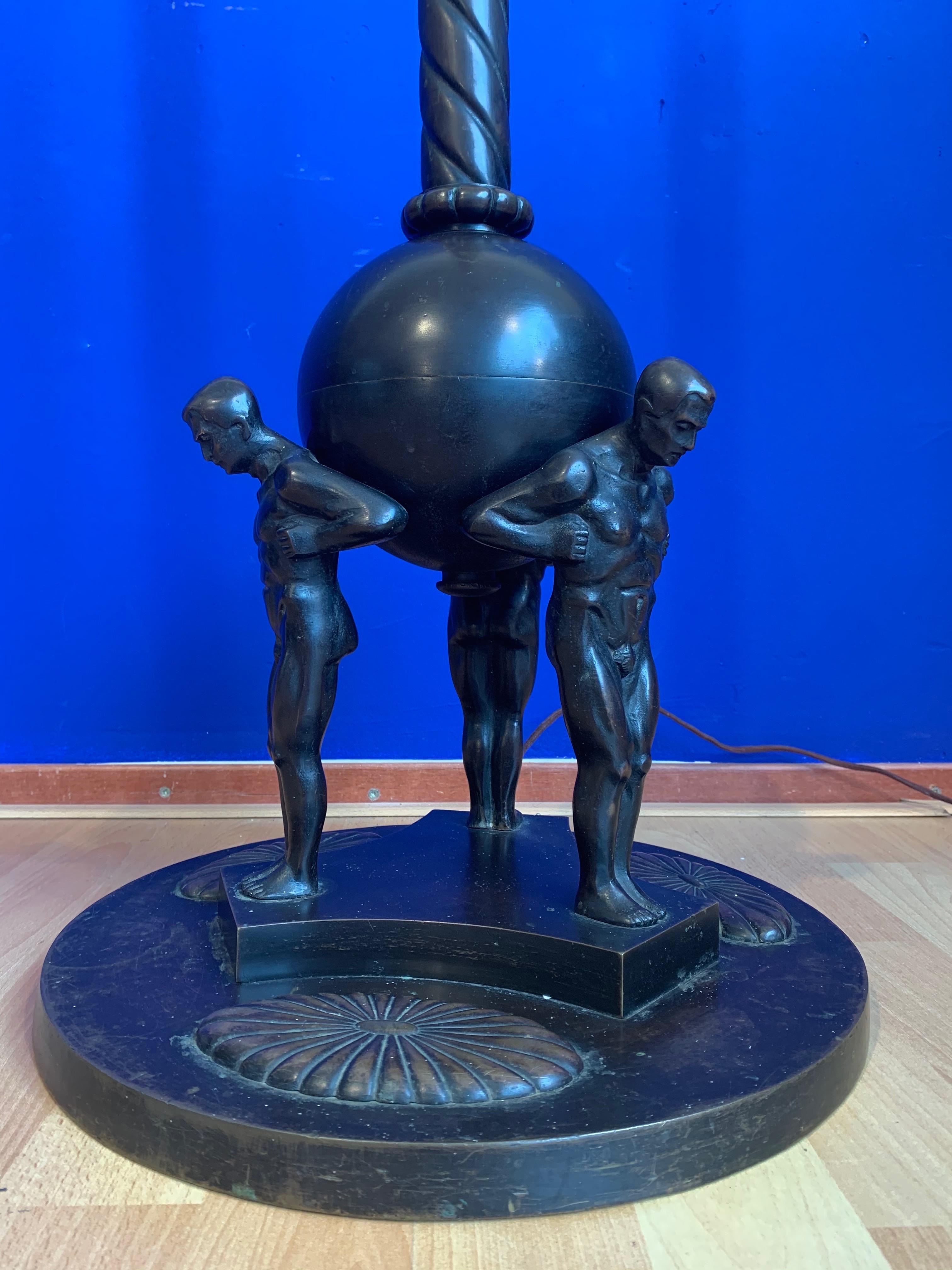 Lampadaire Arts & Crafts en bronze représentant des hommes musculaires avec 3 sculptures en forme de poignées de style Atlas en vente 6
