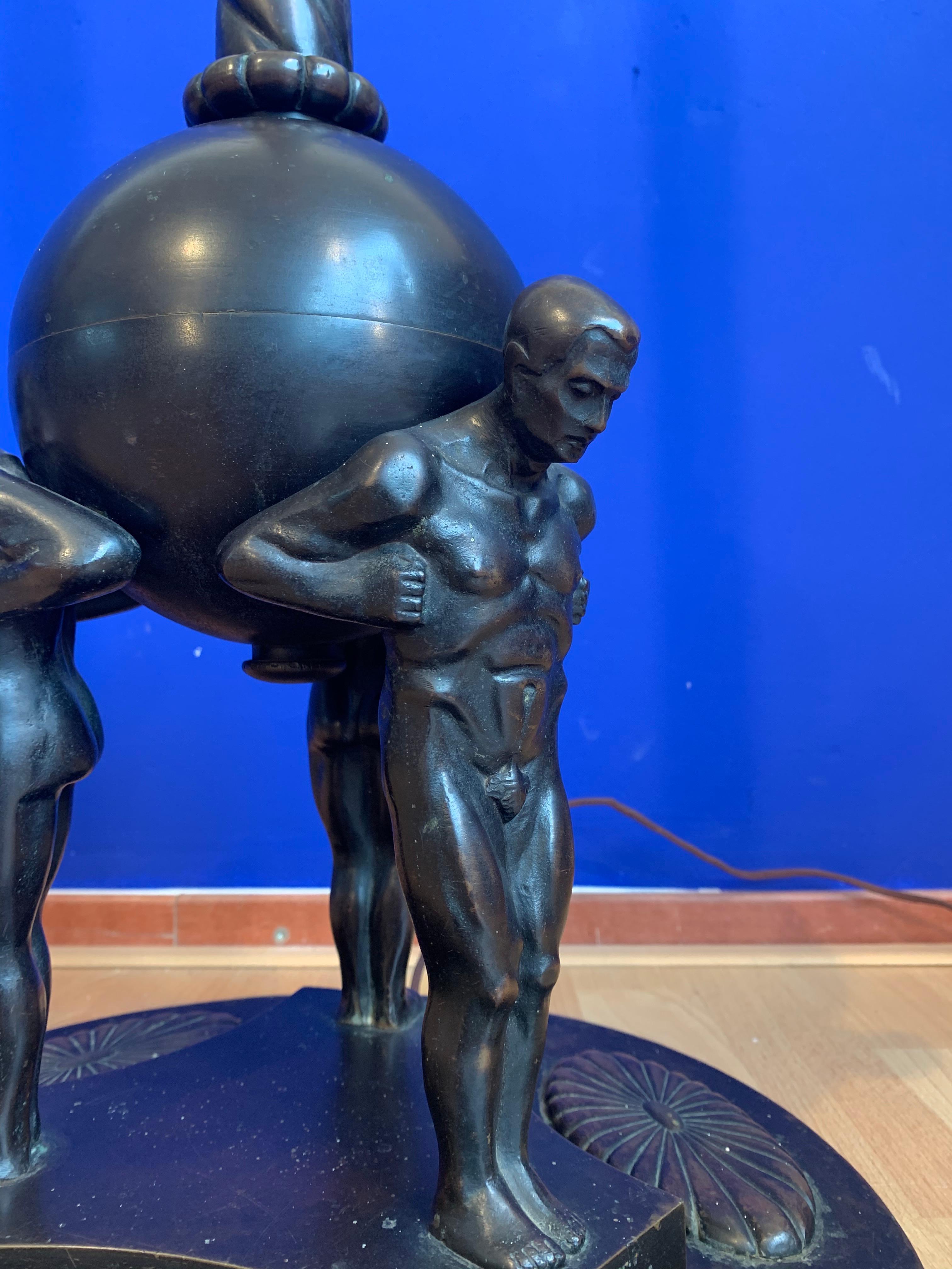 Lampadaire Arts & Crafts en bronze représentant des hommes musculaires avec 3 sculptures en forme de poignées de style Atlas en vente 7