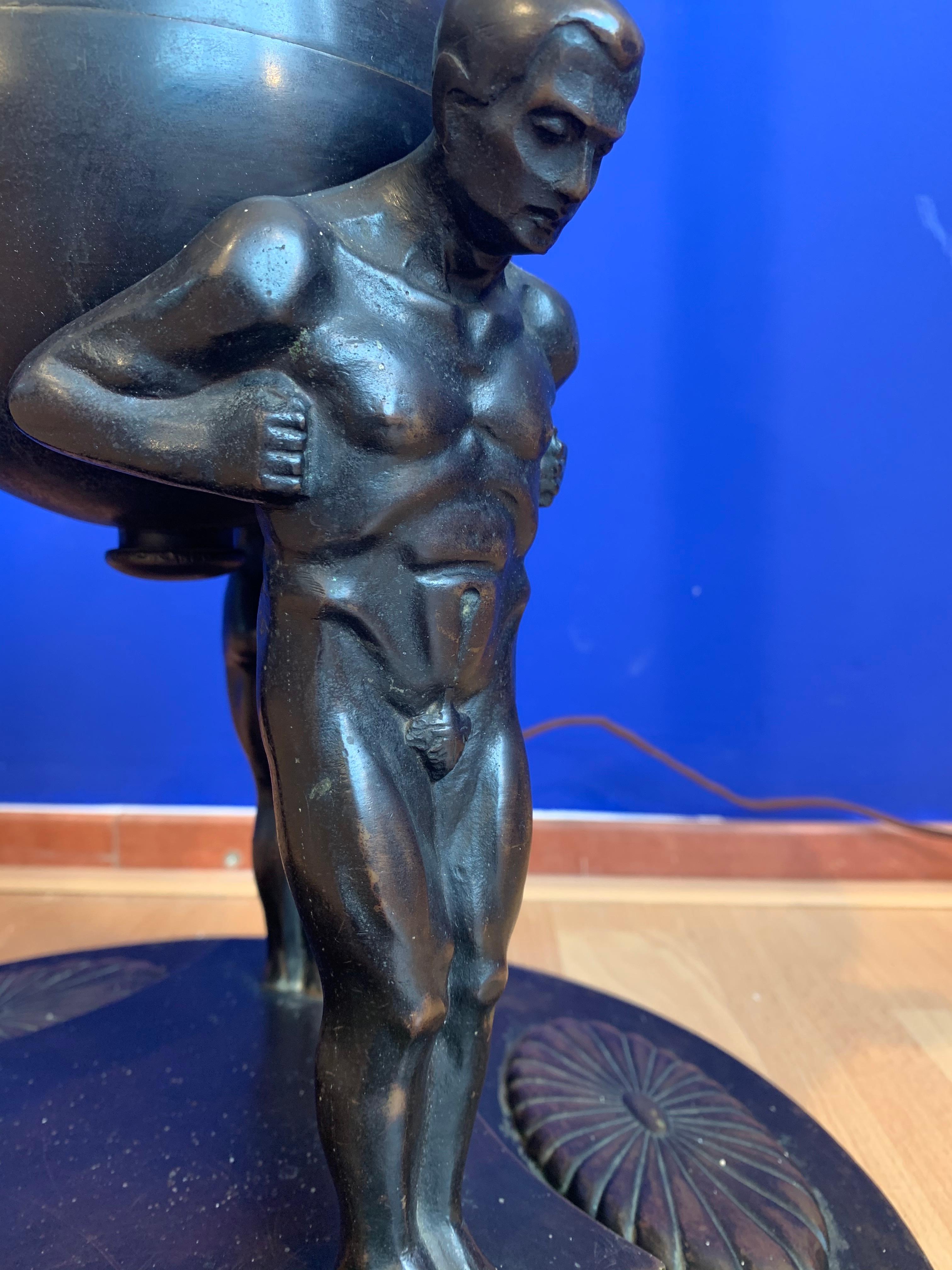Lampadaire Arts & Crafts en bronze représentant des hommes musculaires avec 3 sculptures en forme de poignées de style Atlas en vente 8