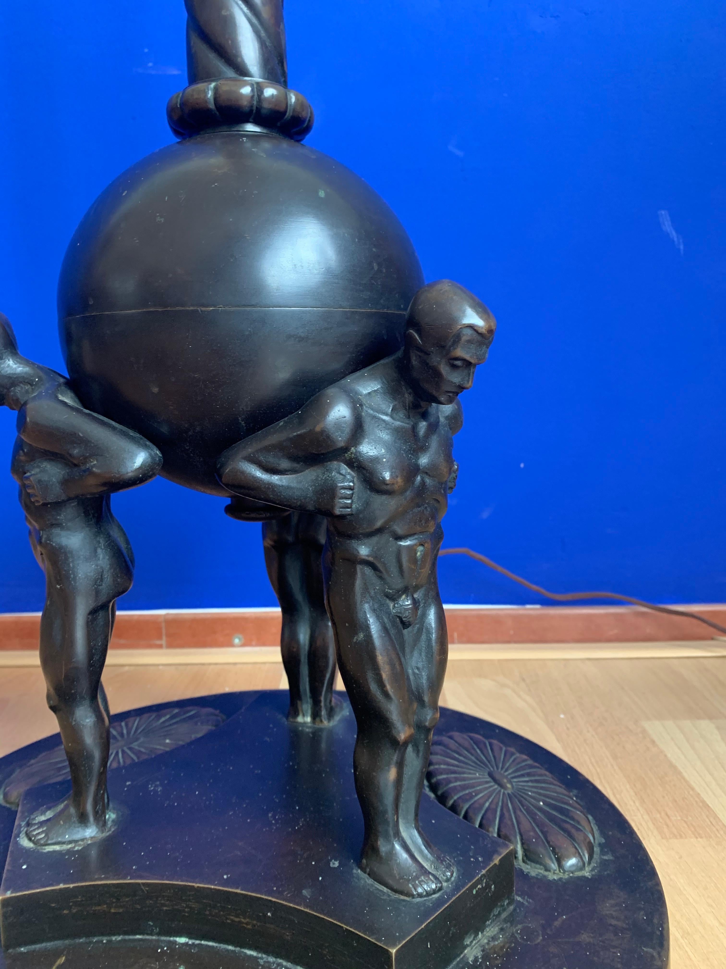 Européen Lampadaire Arts & Crafts en bronze représentant des hommes musculaires avec 3 sculptures en forme de poignées de style Atlas en vente