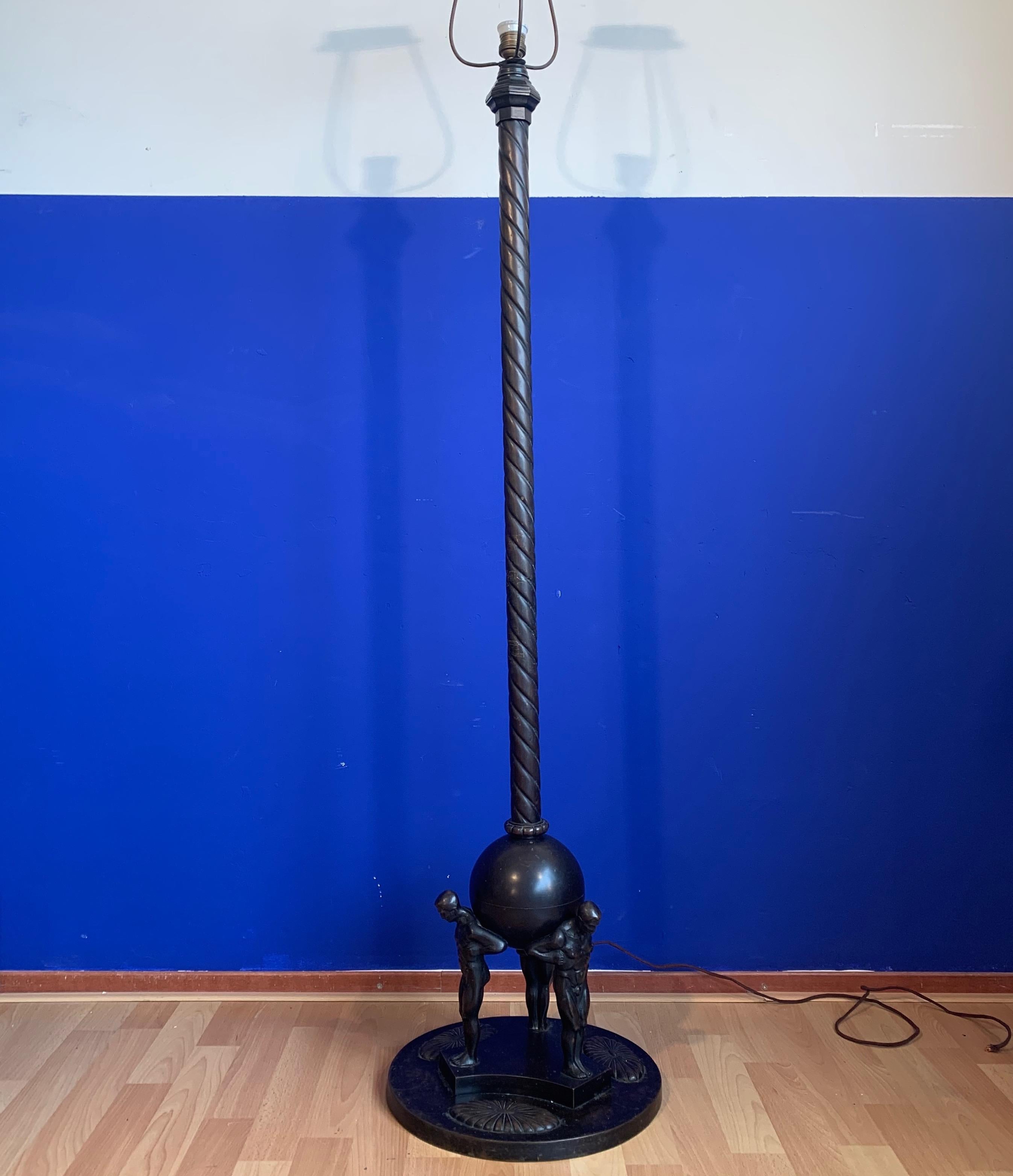 Beautiful and rare Art Deco / Jugendstil floor lamp with cast bronze atlas style pose Male sculptures.

This impressive and highly decorative floor lamp dates from 1910-1920.
It has a wonderful patina and this artistically daring design with