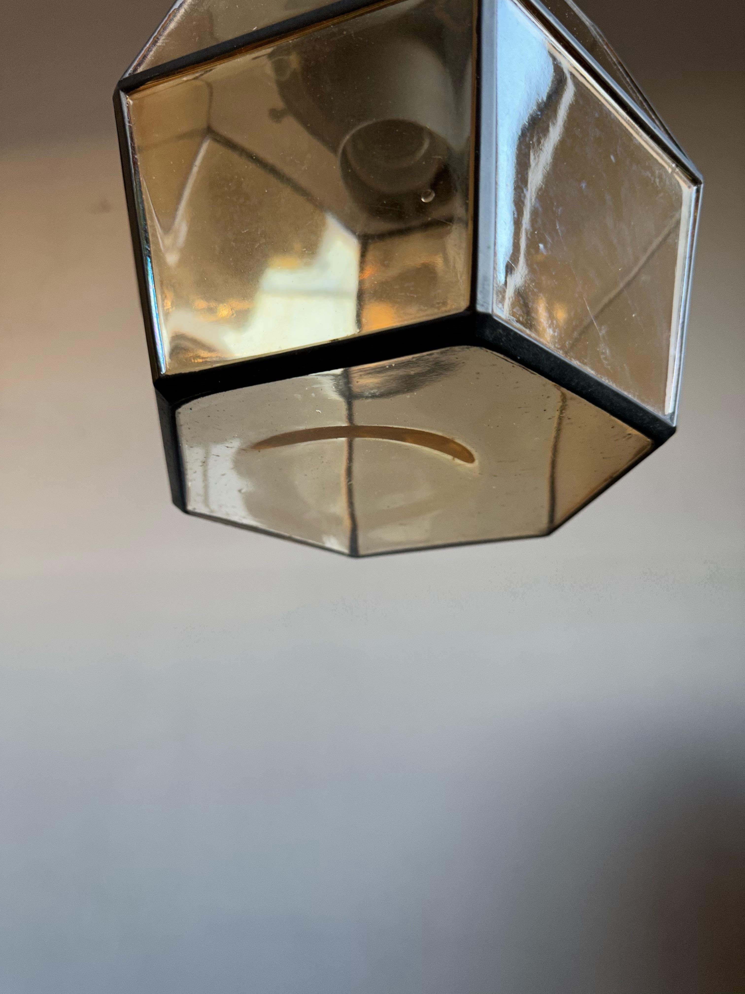 Seltene und stilvolle Mid-Century-Modern-Pendelleuchte aus Glas und Metall gefüttertem Glas im Angebot 5
