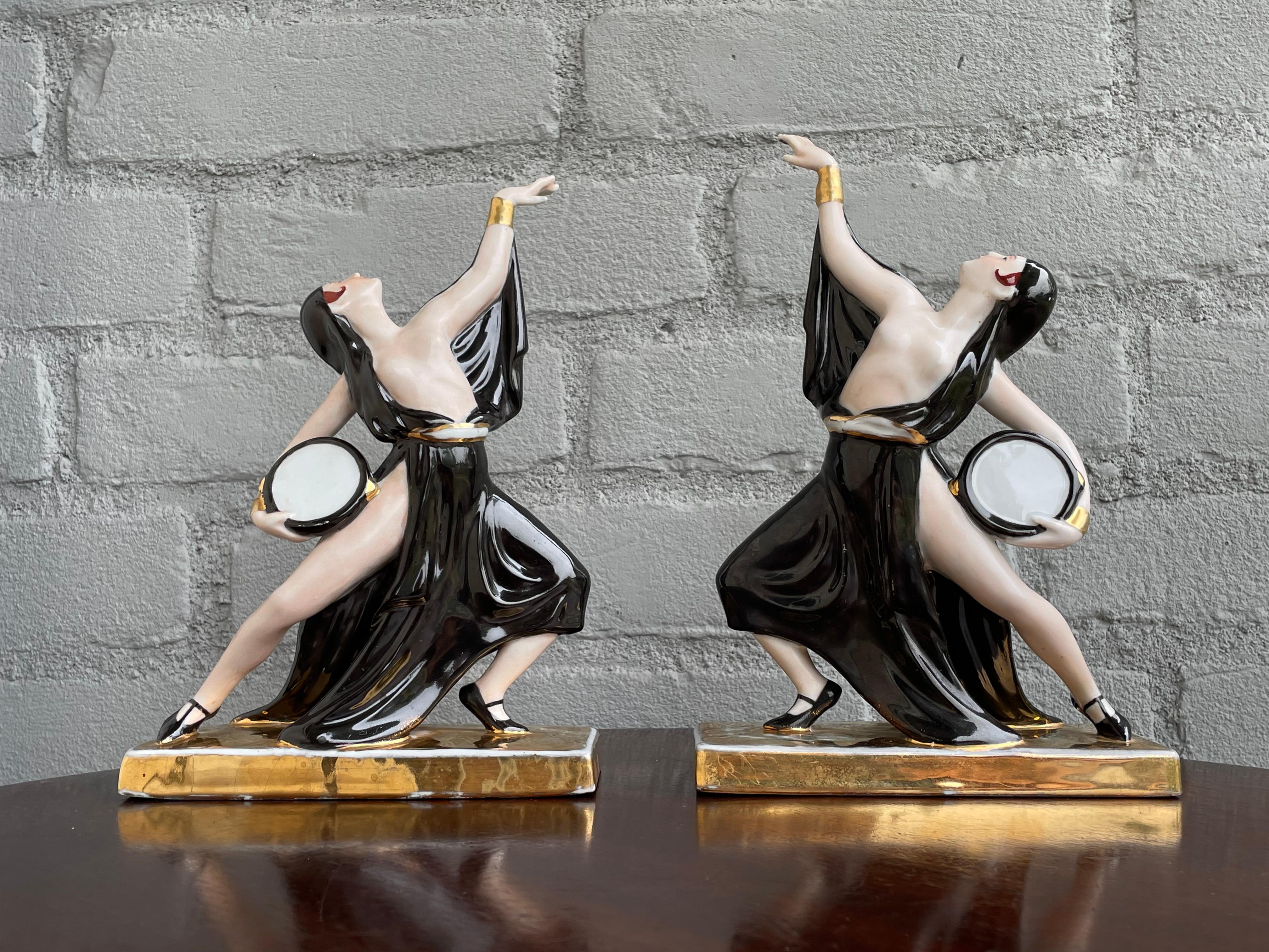Rare et élégante paire de serre-livres Art Déco français en porcelaine des années 1920 représentant des danseurs de la Révolution en vente 2