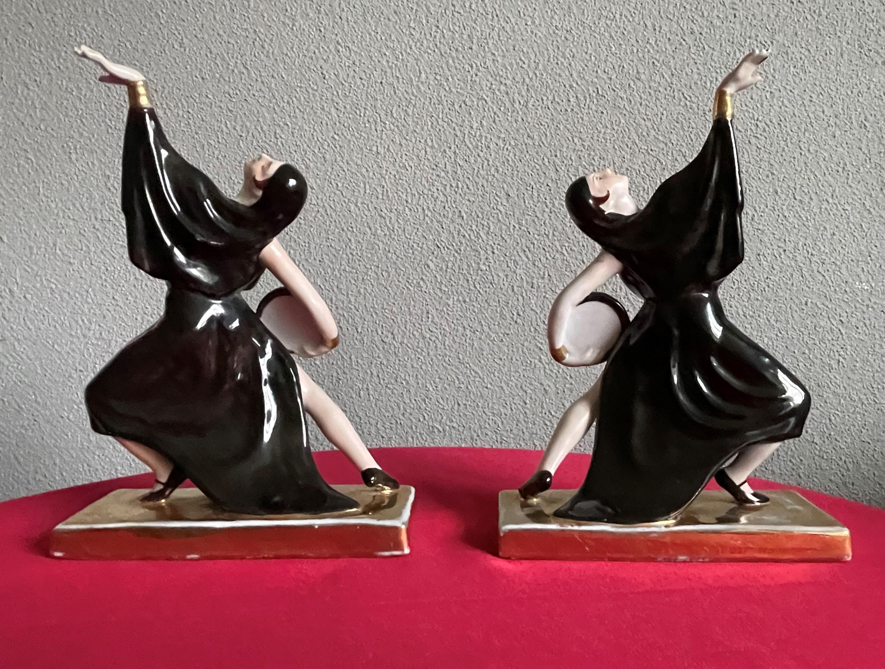 Rare et élégante paire de serre-livres Art Déco français en porcelaine des années 1920 représentant des danseurs de la Révolution en vente 6
