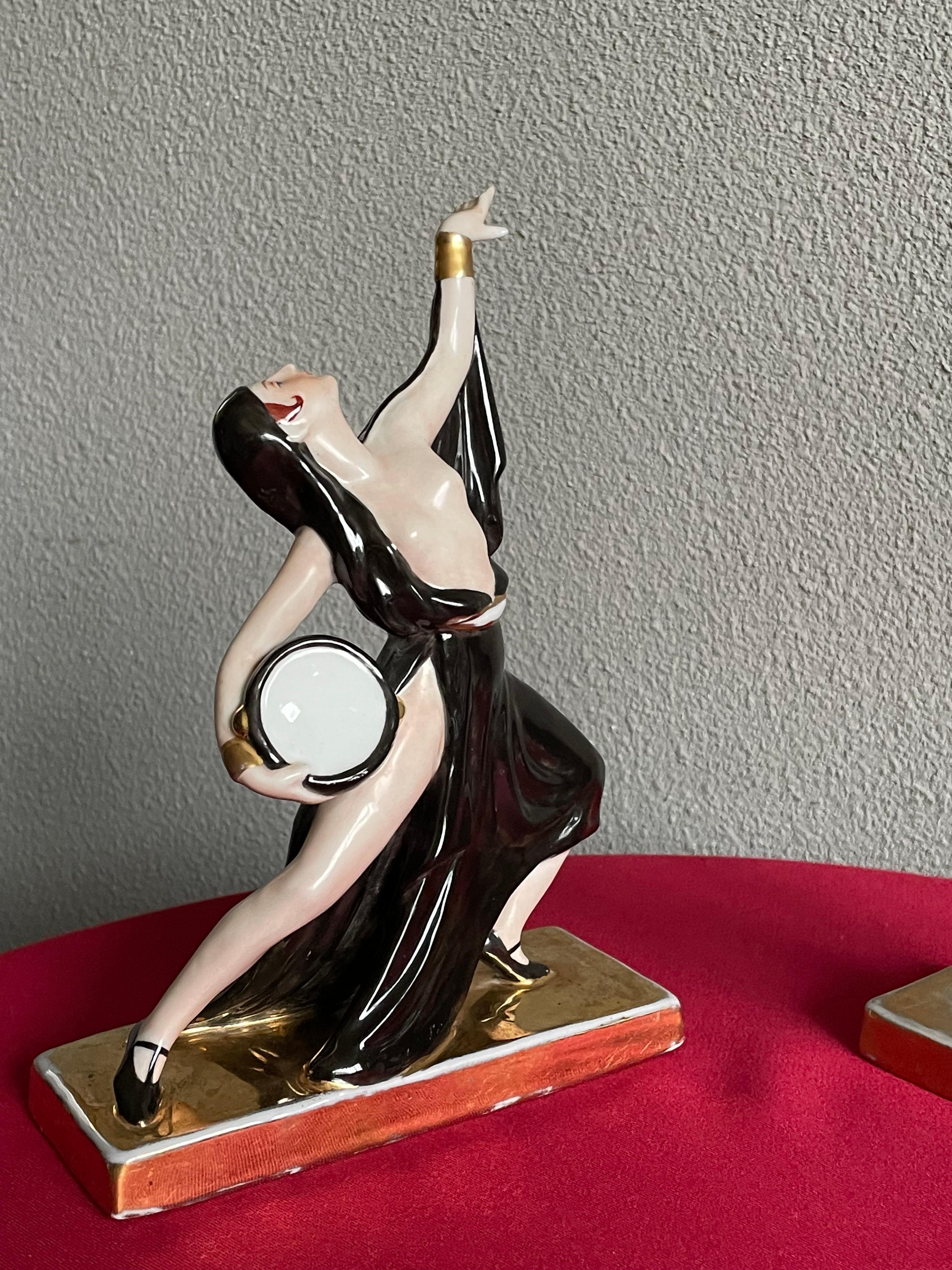 Rare et élégante paire de serre-livres Art Déco français en porcelaine des années 1920 représentant des danseurs de la Révolution en vente 8