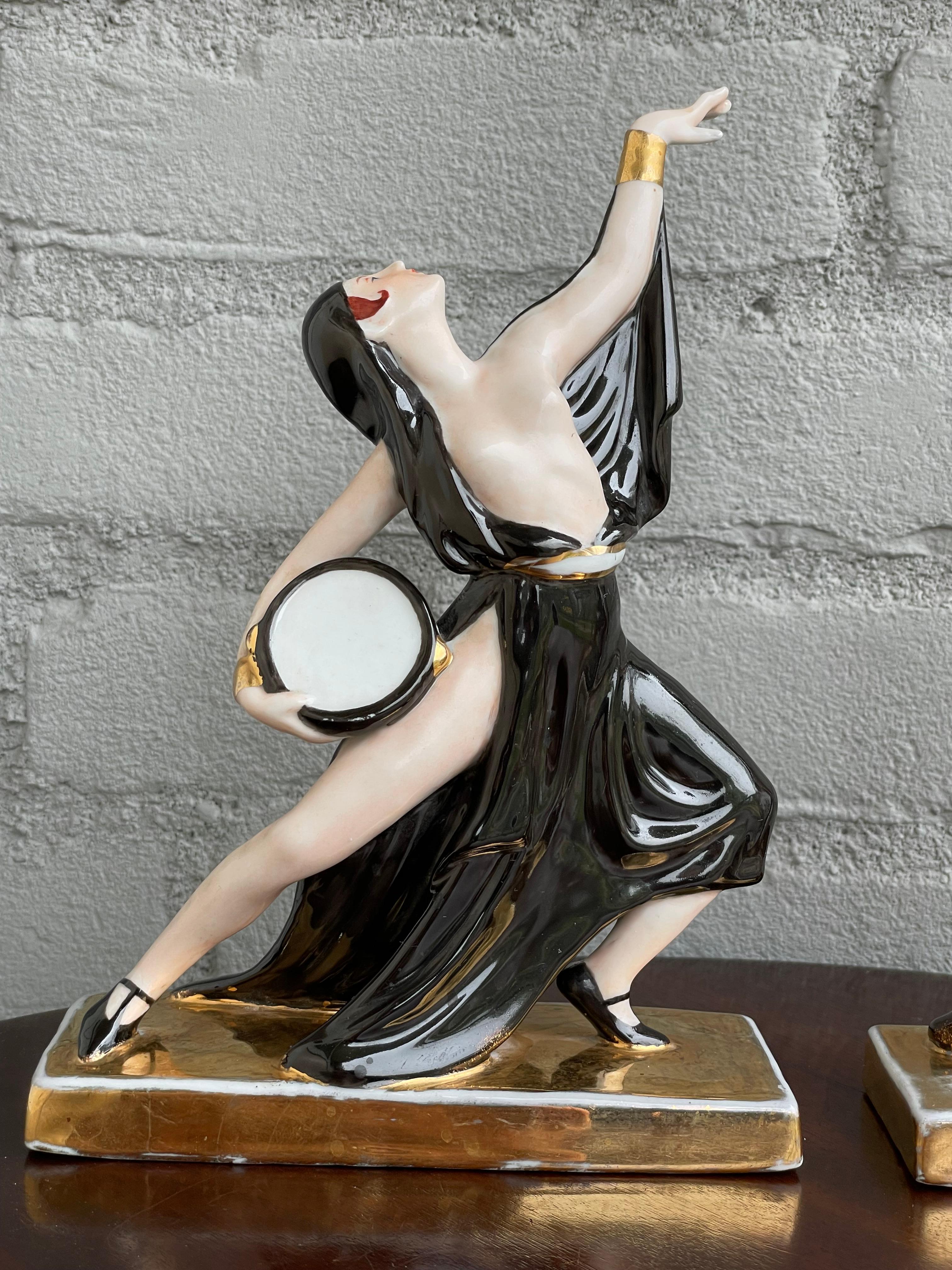 Céramique Rare et élégante paire de serre-livres Art Déco français en porcelaine des années 1920 représentant des danseurs de la Révolution en vente