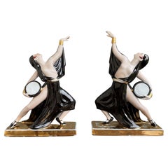 Seltenes und stilvolles Paar französischer Art déco-Tänzer-Buchstützen aus Porzellan aus den 1920er Jahren mit Risque-Tänzern