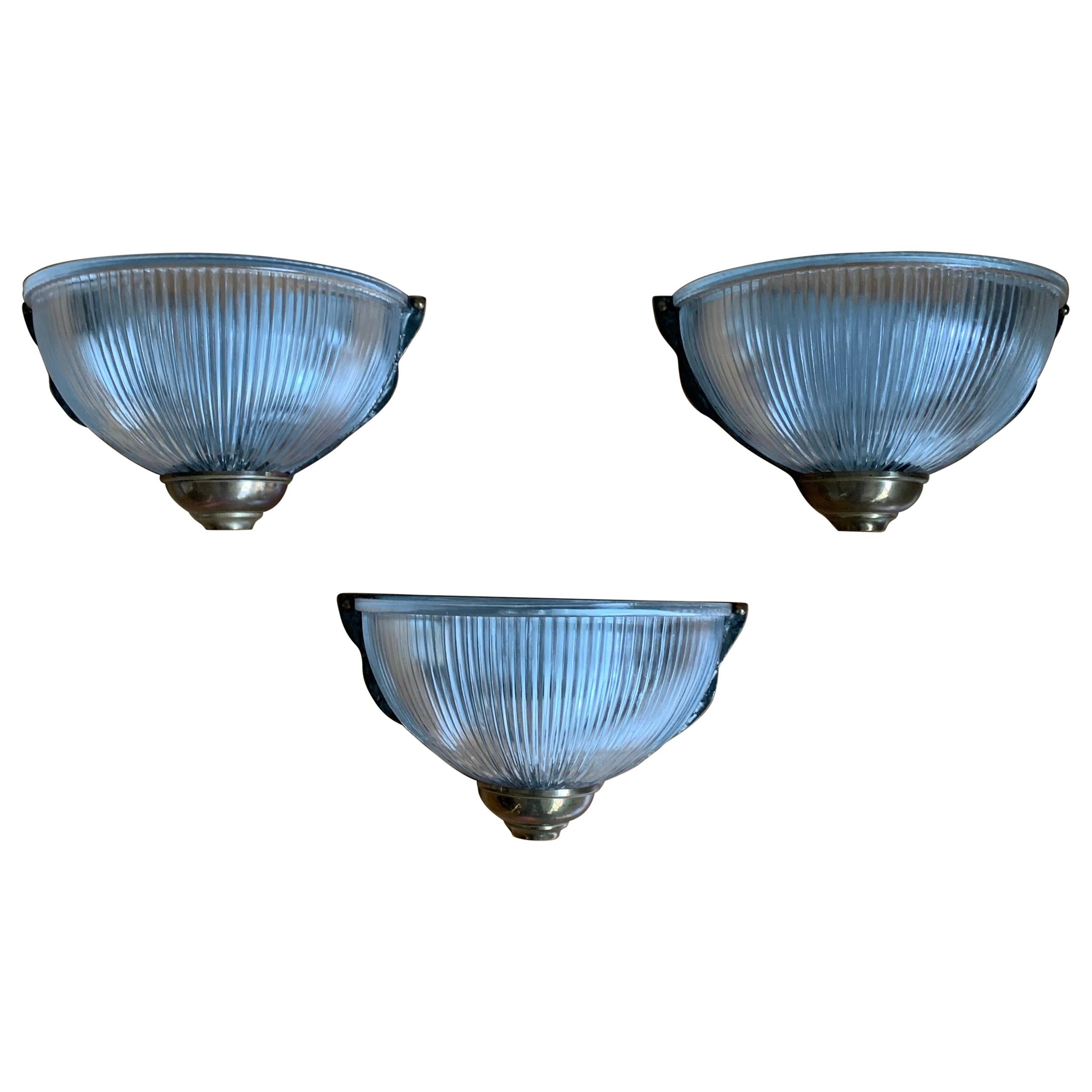 Seltener und stilvoller Satz von drei Wandleuchtern/Lampen aus Messing und Glas im Holophane-Stil