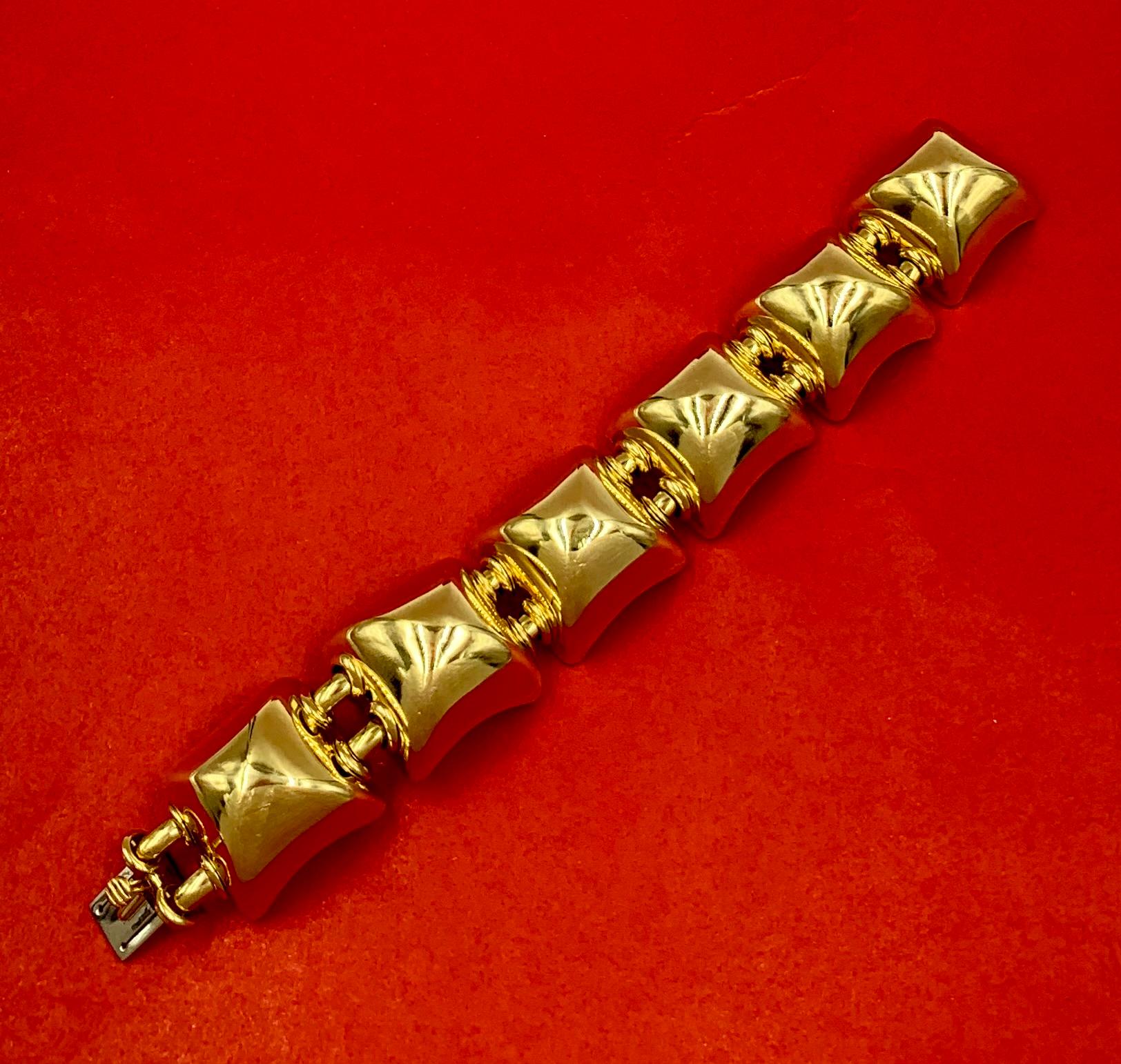 Impressive Seaman Schepps 18K yellow gold Pyramid bracelet
20th Century
Provenance: Estate of a prominent New York socialite

This rare, stunning bracelet is a technological marvel- a complex design of bold, stylized pyramids connected via fabulous