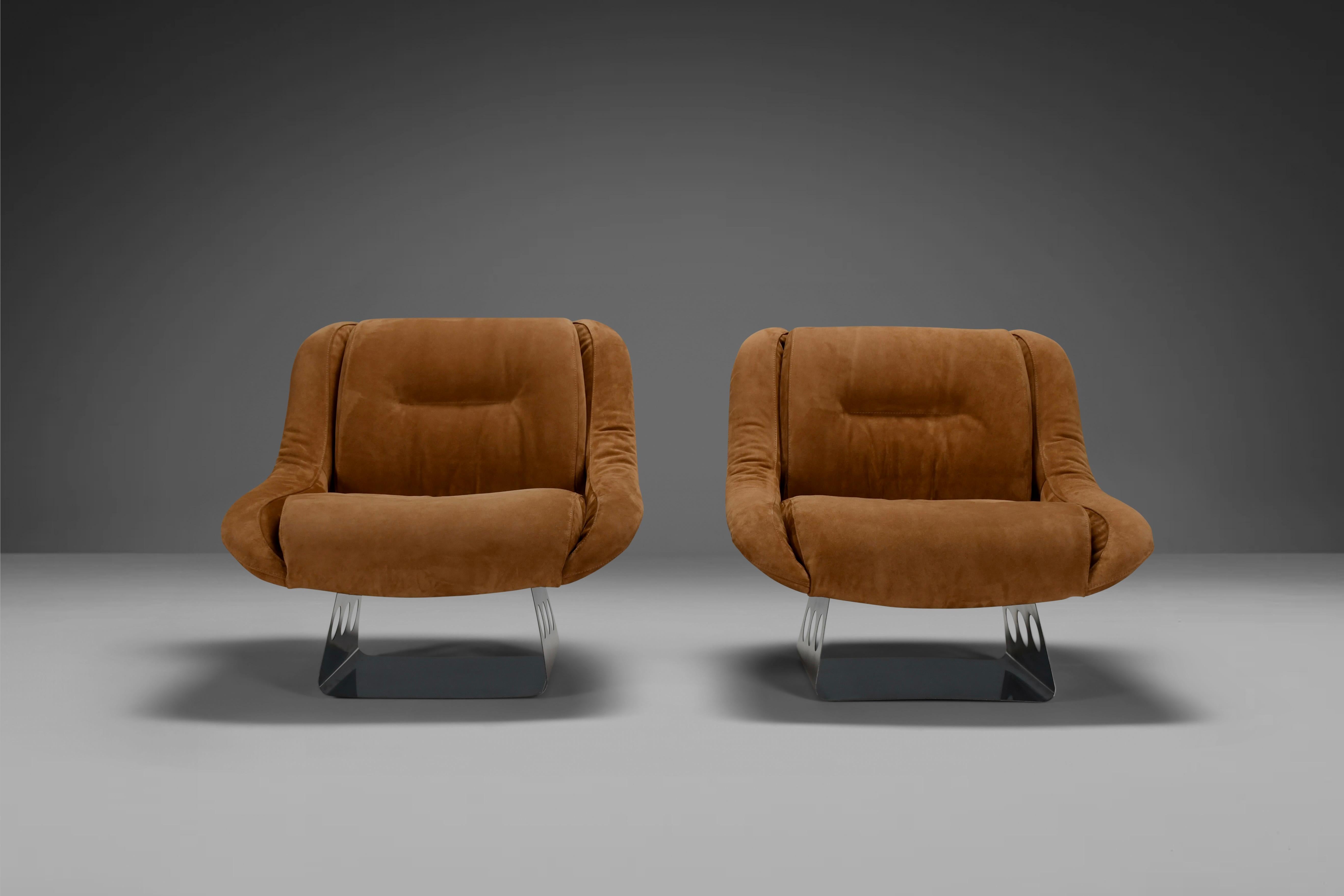 Schöne und bequeme Liegestühle in sehr gutem Zustand.

Diese Stühle wurden 1974 von der Firma RIMA Padova in Italien hergestellt.

Die Stühle sind mit hochwertigem beigem Wildleder gepolstert, das sich weich anfühlt und sehr natürlich wirkt.

Das