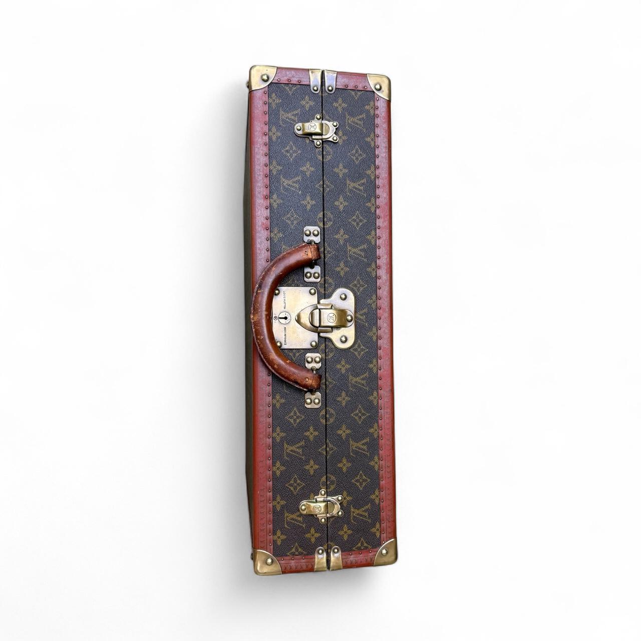 Sehr seltenes Koffermodell von Louis Vuitton (Porte-Habits). Made in 1960, in außergewöhnlichem Zustand, einschließlich dieser zwei Original-Schlüssel, die Vuittonite und die lozine sind in perfektem Zustand der Erhaltung, gibt es auch diese vier