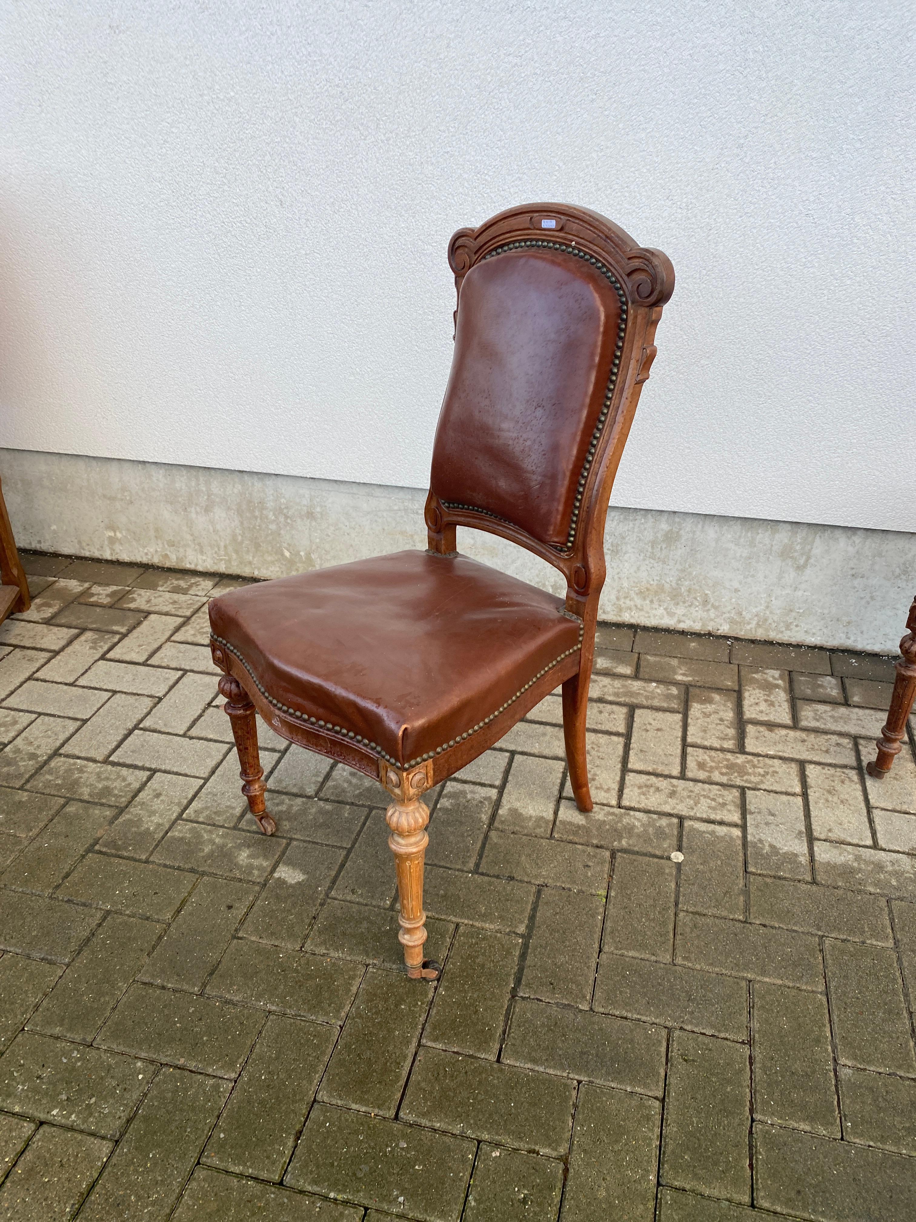 Rare suite of 12 Louis Philipe period chairs in oak and leather, 19th century  For Sale 3