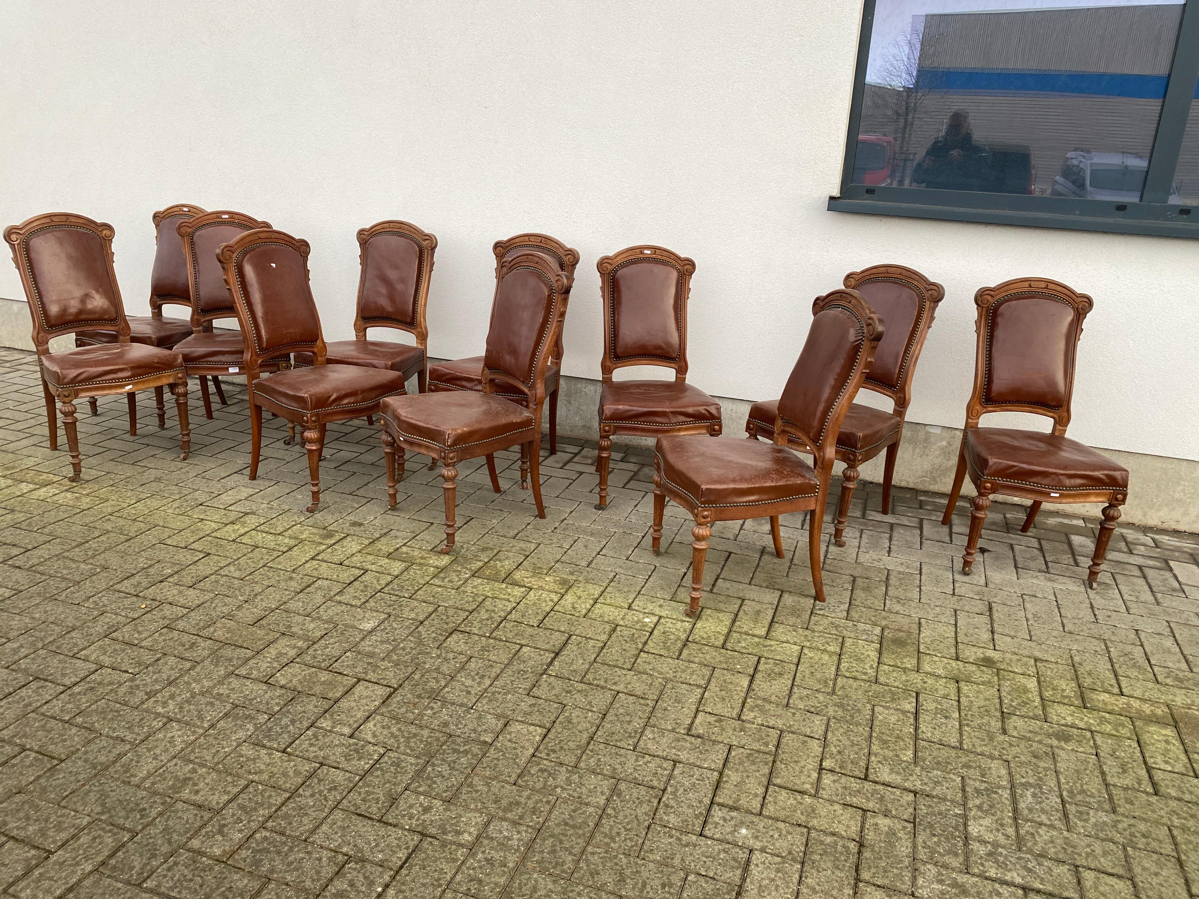 Rare suite of 12 Louis Philipe period chairs in oak and leather, 19th century  For Sale 5