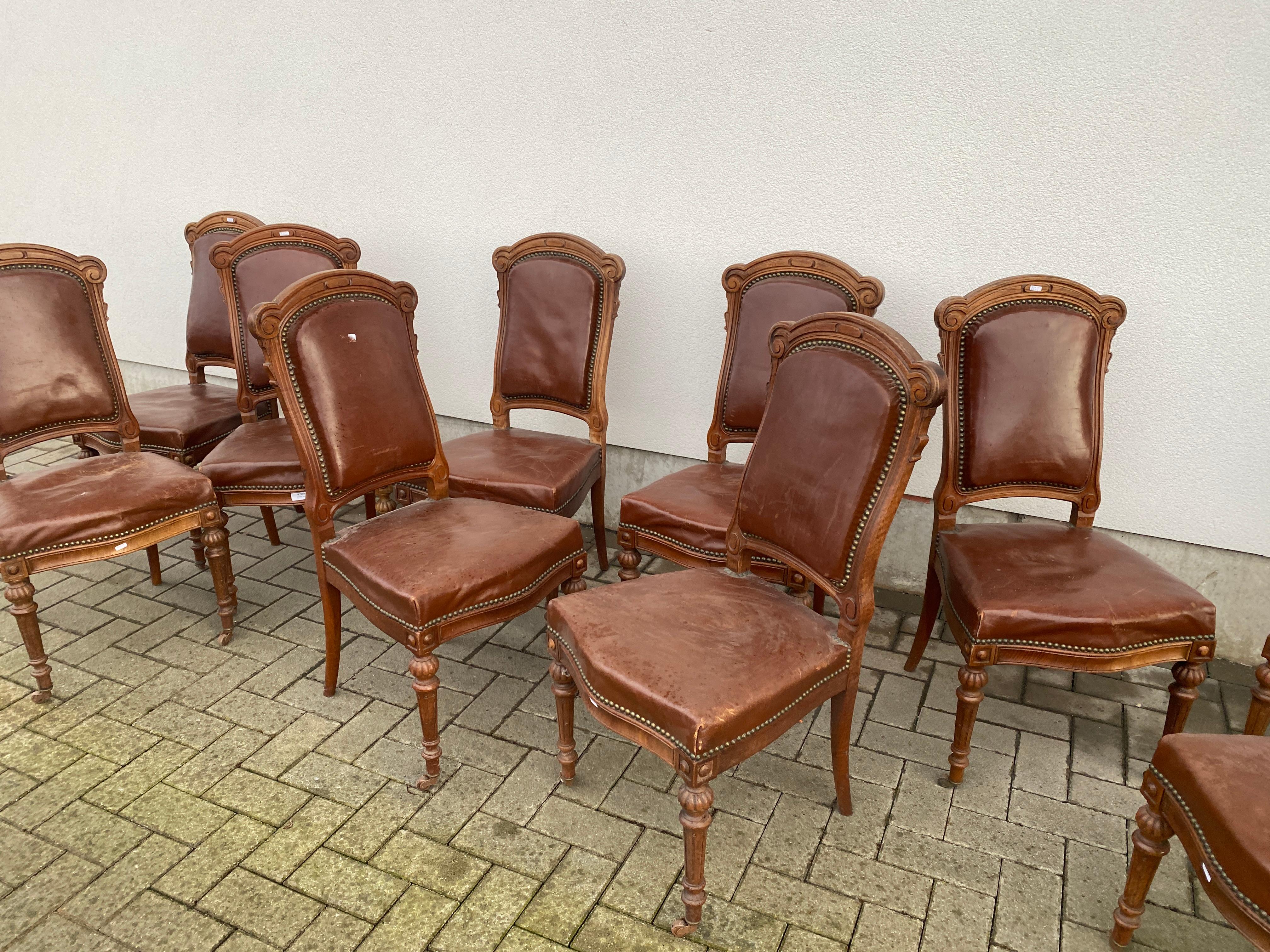 Seltene Garnitur von 12 Louis Philipe Stühlen aus Eiche und Leder, 19. Jahrhundert  im Angebot 9