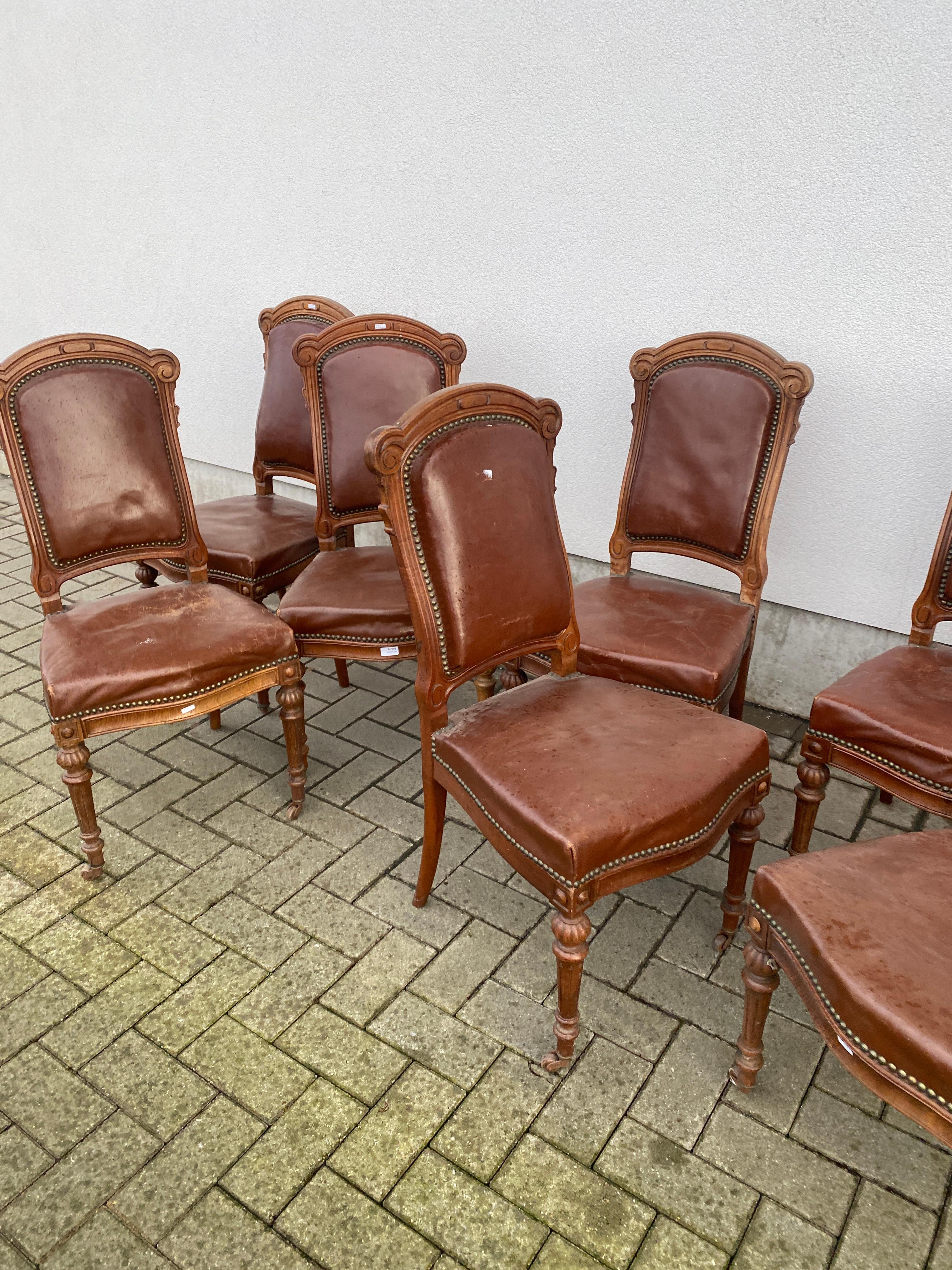 Seltene Garnitur von 12 Louis Philipe Stühlen aus Eiche und Leder, 19. Jahrhundert  im Angebot 10