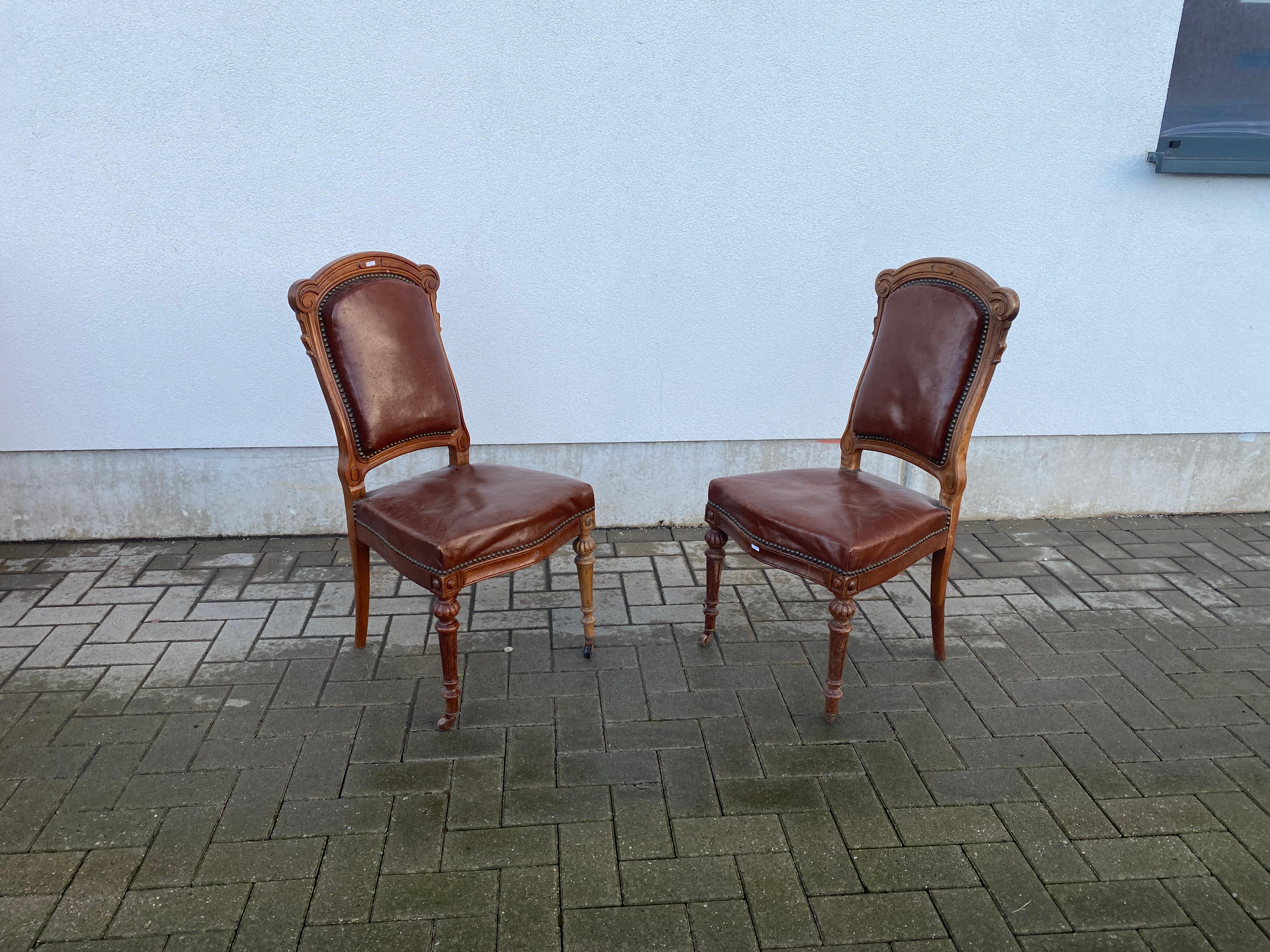 Rare suite of 12 Louis Philipe period chairs in oak and leather, 19th century
leather not original, but still in very good condition, small defects, but no leather deserves to be changed;
it may be necessary to 