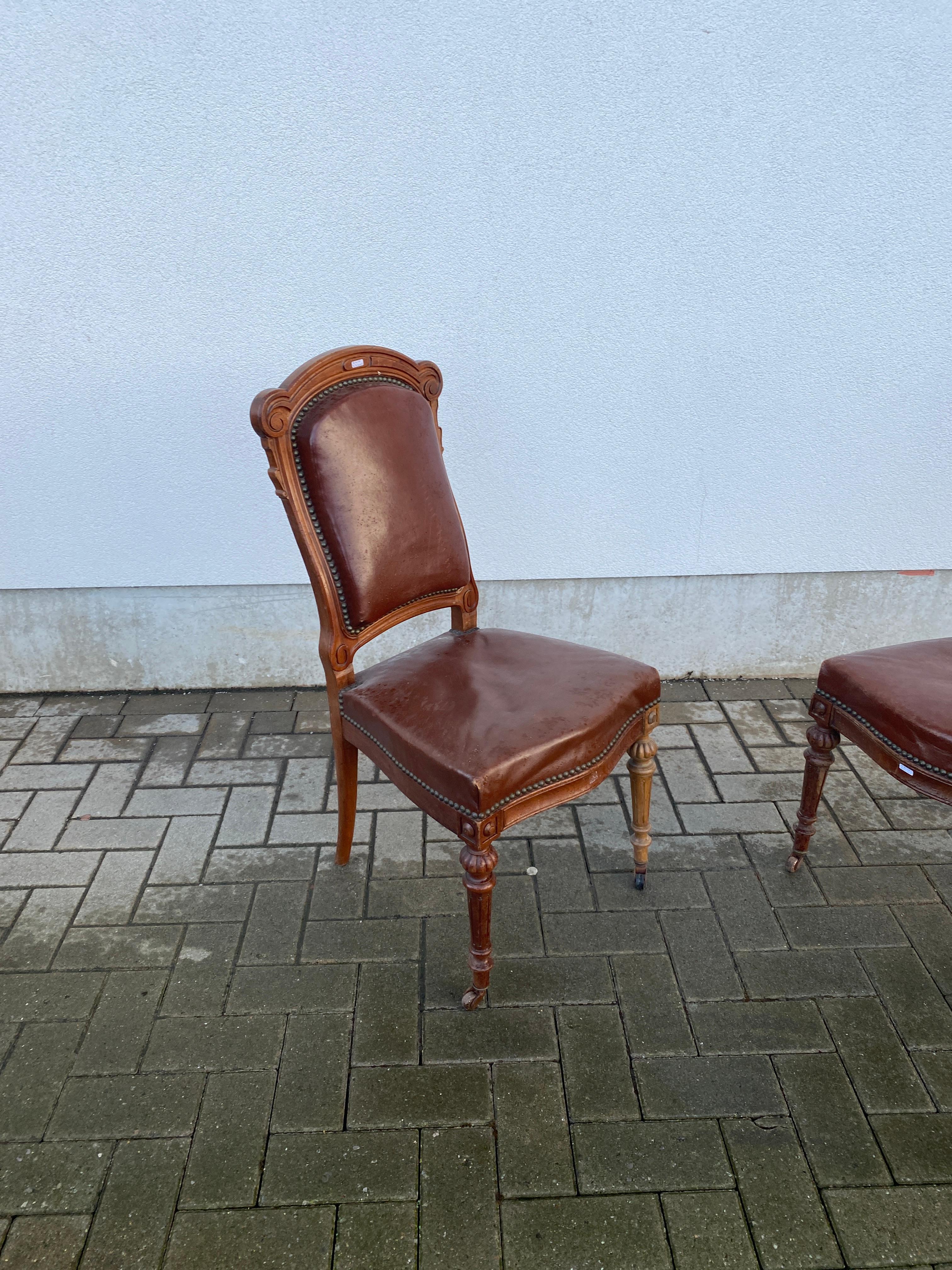 Louis Philippe Rare suite of 12 Louis Philipe period chairs in oak and leather, 19th century  For Sale