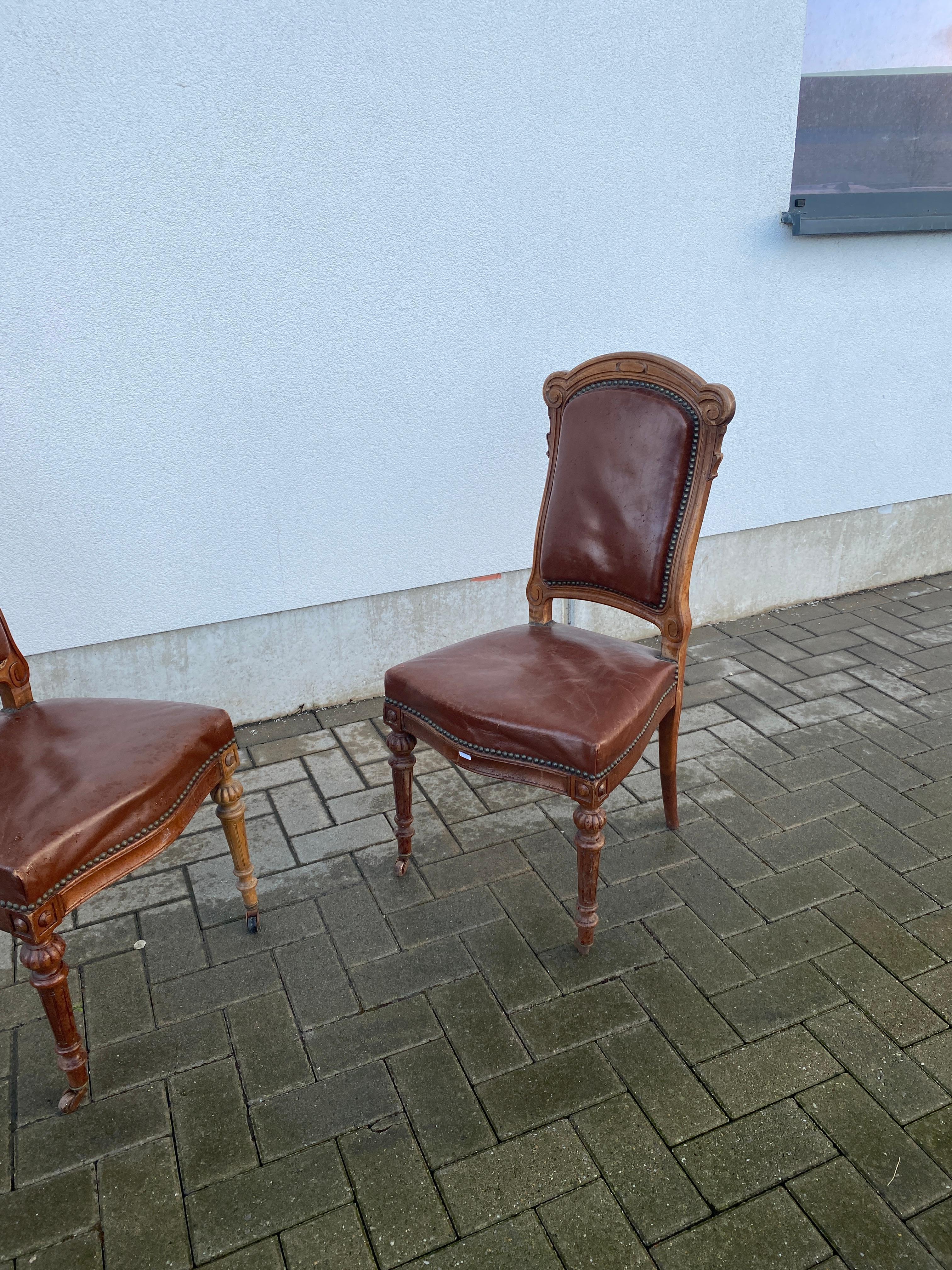 Seltene Garnitur von 12 Louis Philipe Stühlen aus Eiche und Leder, 19. Jahrhundert  (Französisch) im Angebot