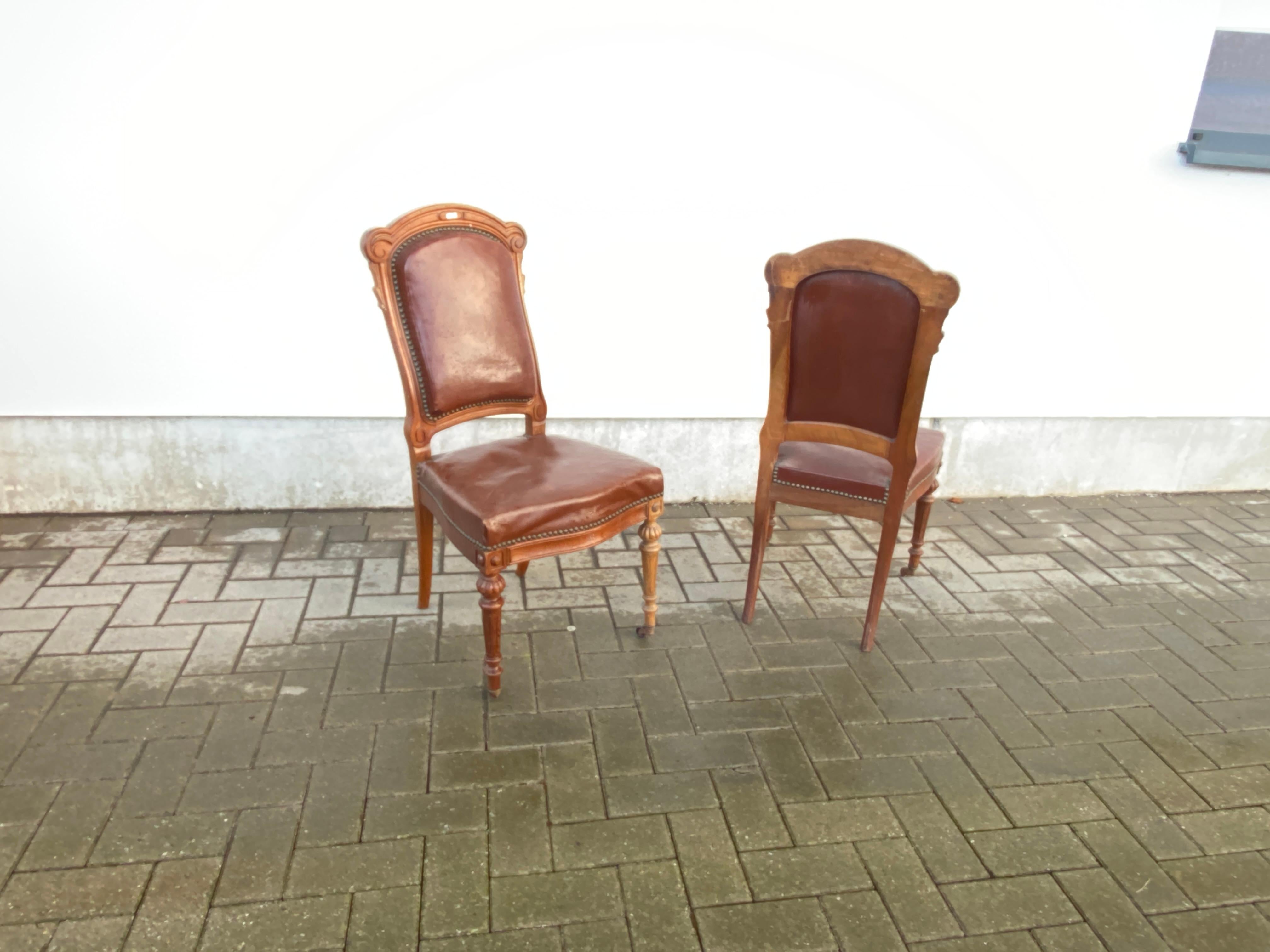 Rare suite of 12 Louis Philipe period chairs in oak and leather, 19th century  In Good Condition For Sale In Saint-Ouen, FR