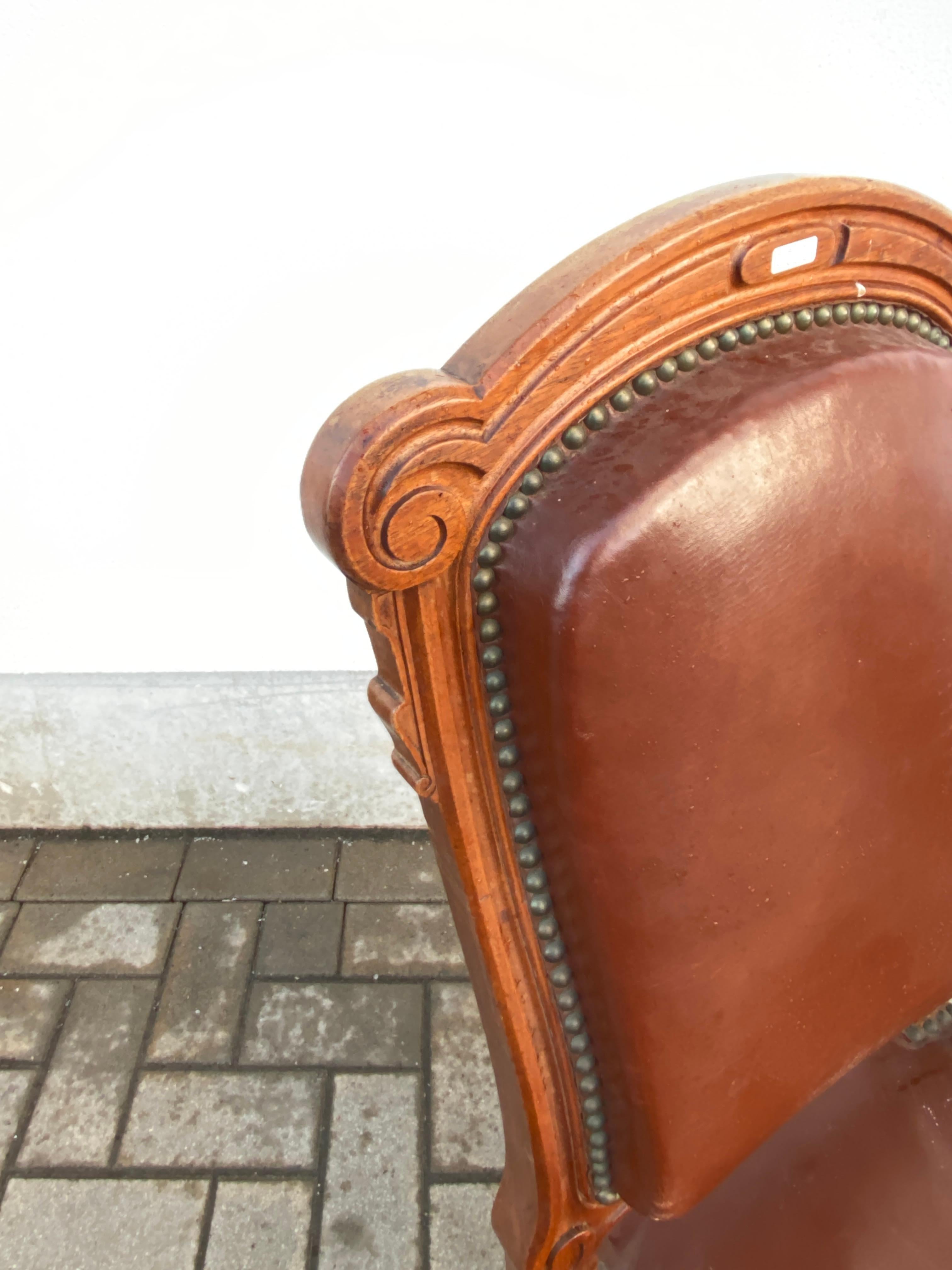 Rare suite of 12 Louis Philipe period chairs in oak and leather, 19th century  For Sale 1