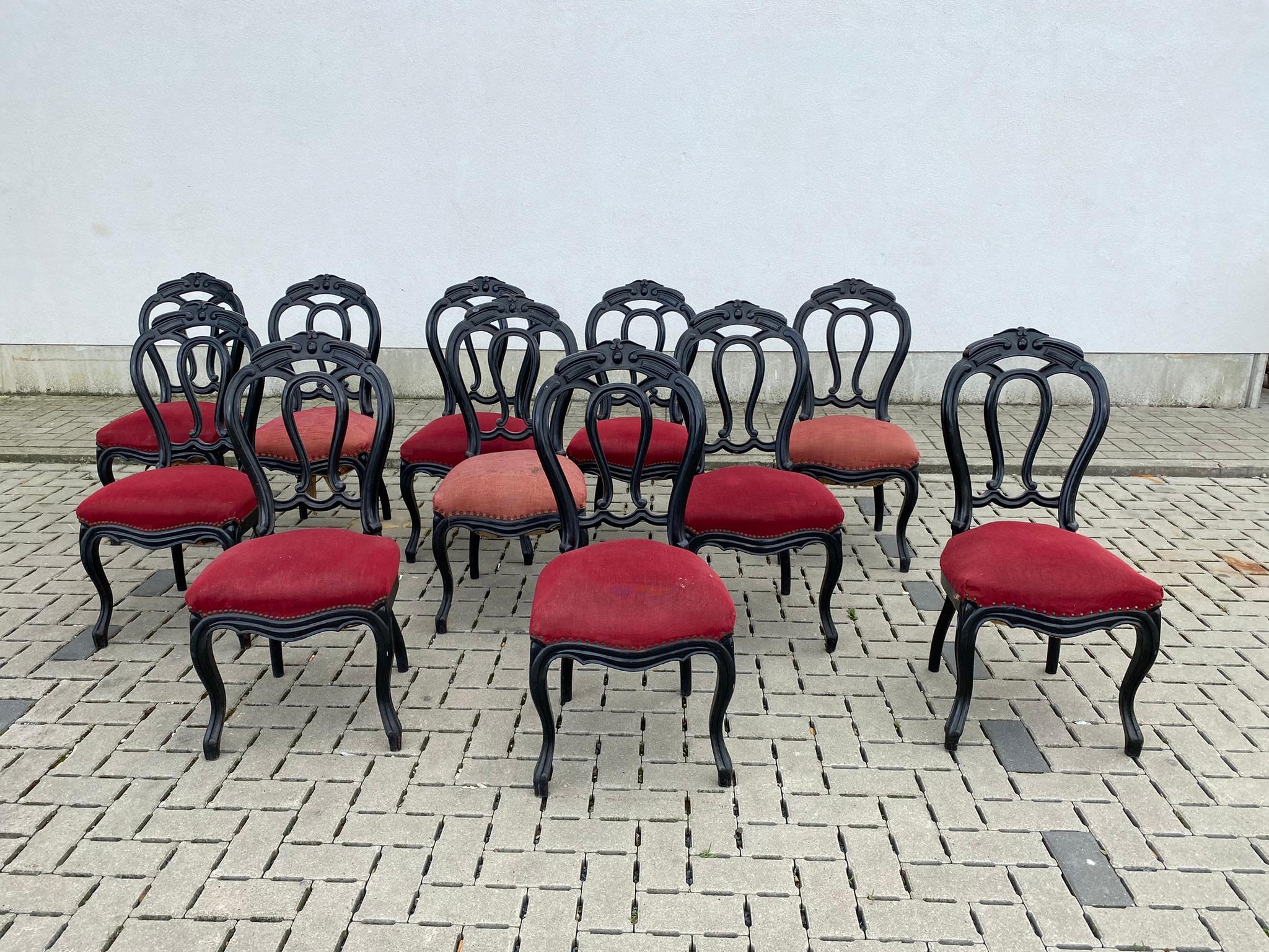 Rare suite de 9 chaises d'époque Napoléon III en hêtre noirci.