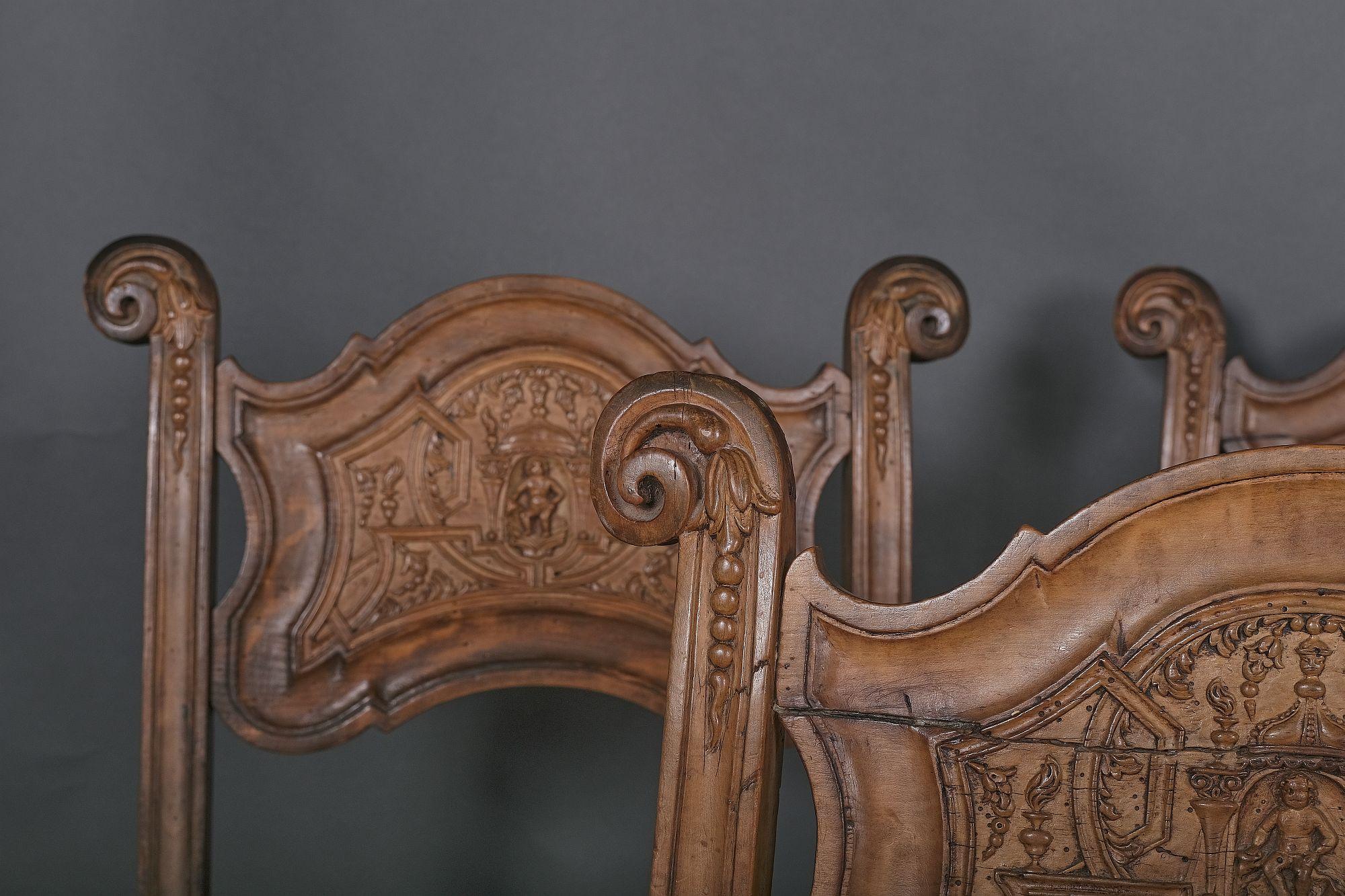 Very beautiful suite of six master chairs perfectly carved with all the details of Louis XIV decoration. On the dossiers there are angels in niches centered and framed with valances and crisscrossing ribbons decorated in a symmetrical way. Between